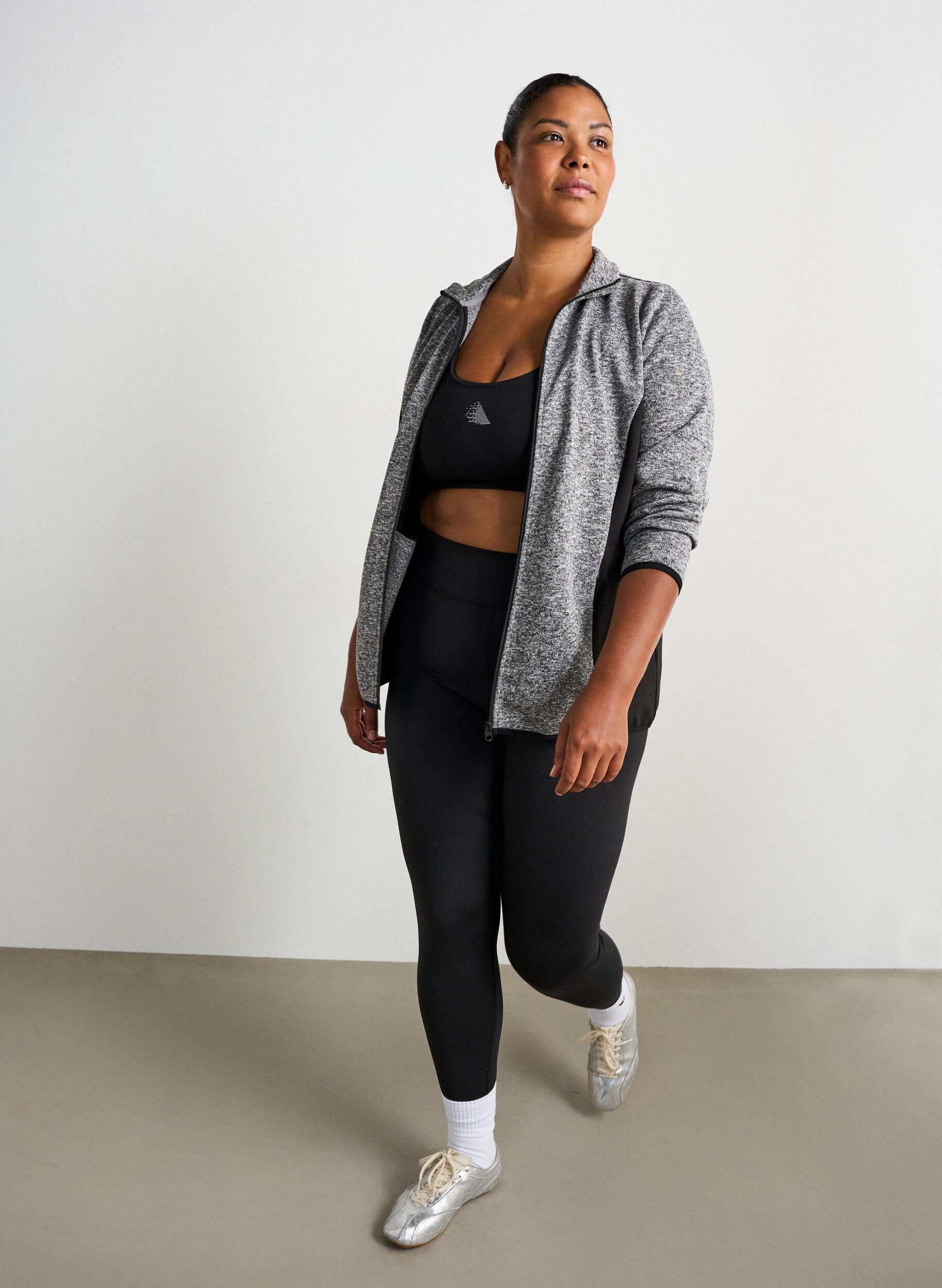 ZizziTrainingsjacke mit Kontrasteins&auml;tzen und hohem Kragen, Grau, Model image number 1