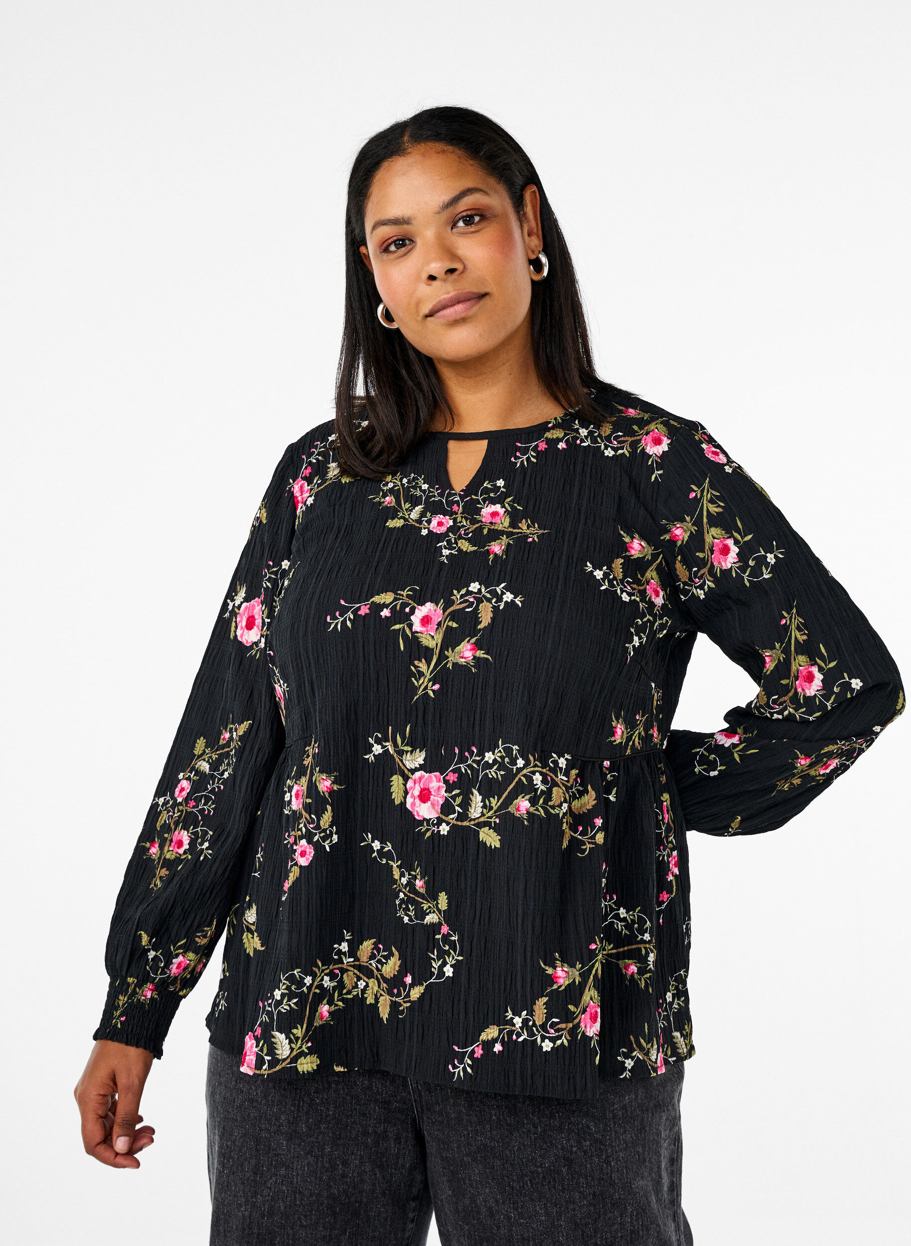 Zizzi Lang&auml;rmelige Bluse mit gebl&uuml;mtem Muster, Schwarz, Model image number 0