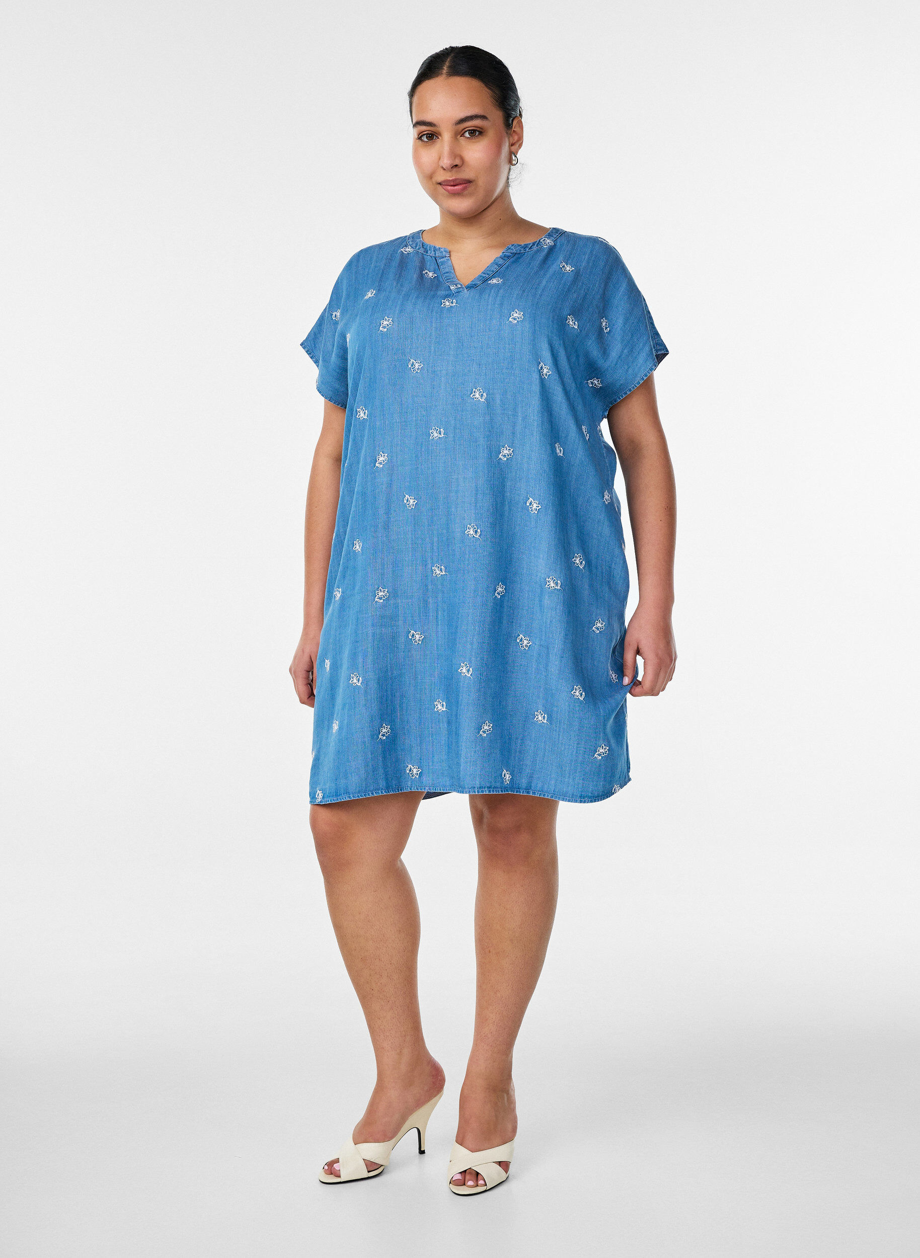 ZizziKleid aus Lyocell mit Denim-Look und bestickten Blumen, Blau, Model image number 1