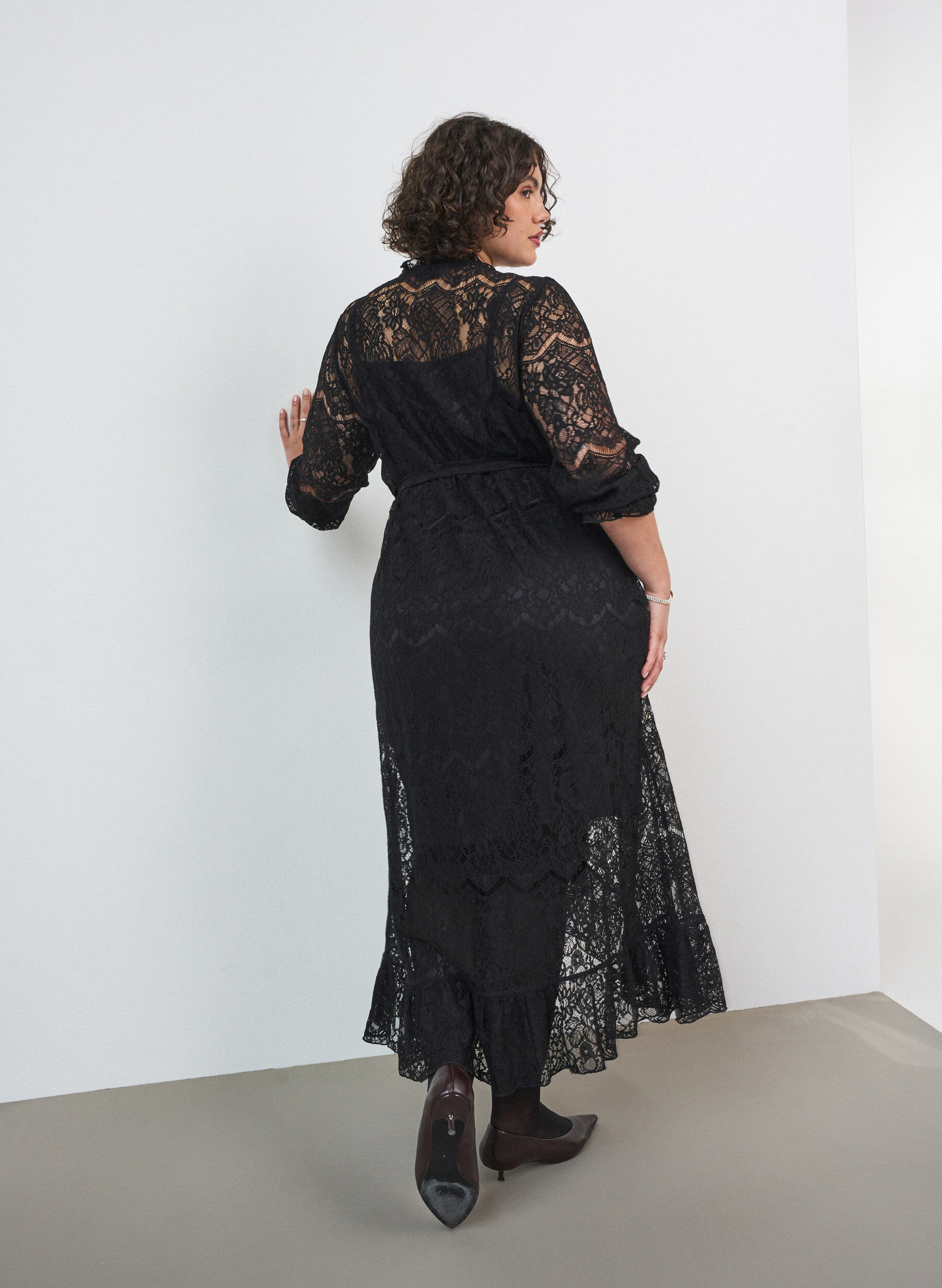 ZizziKleid aus Spitze mit Wickelrock und R&uuml;schen, Schwarz, Model image number 1