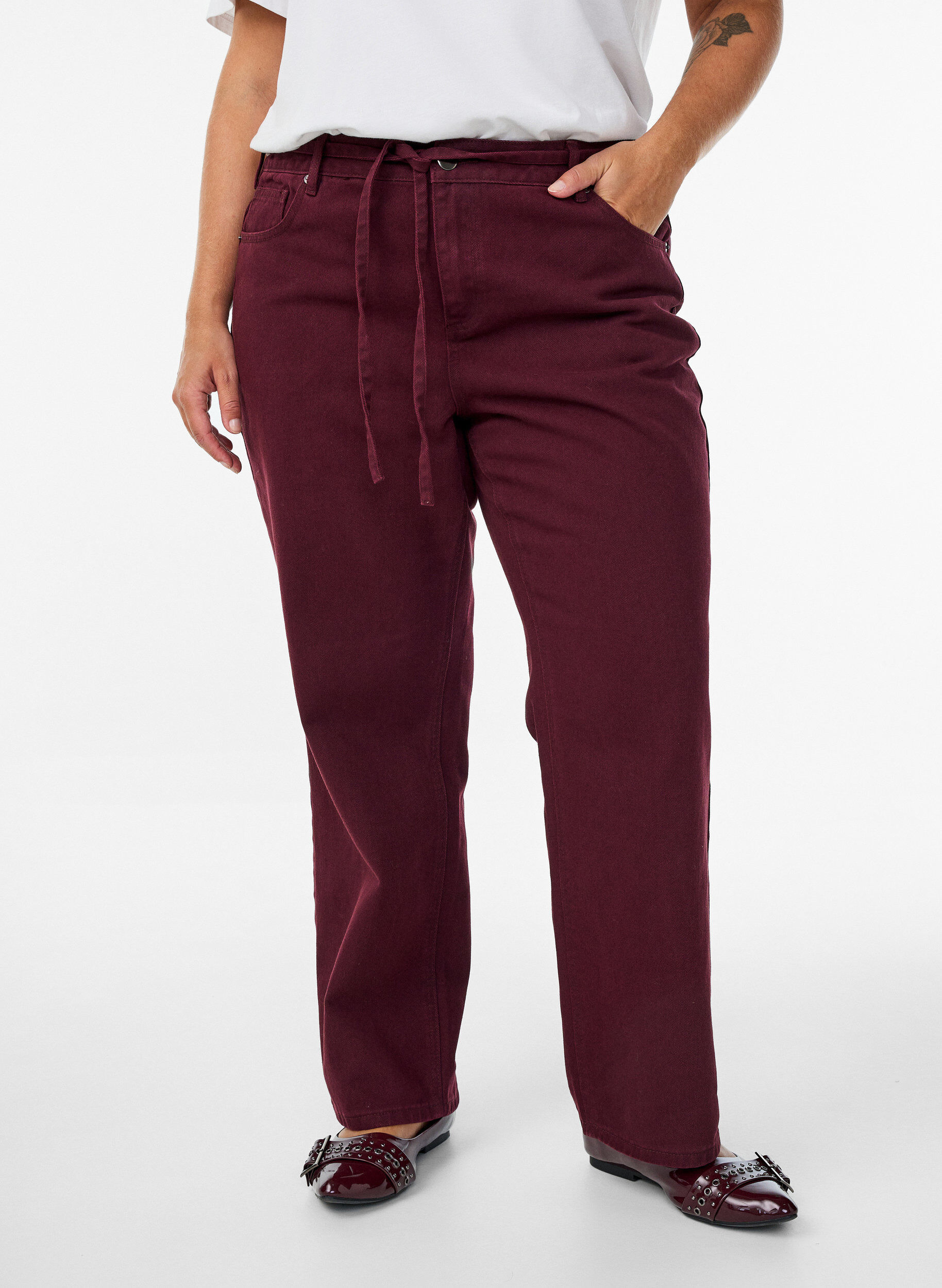 Zizzi Farbige hoch taillierte Jeans mit Bindeg&uuml;rtel, Rot, Model image number 2