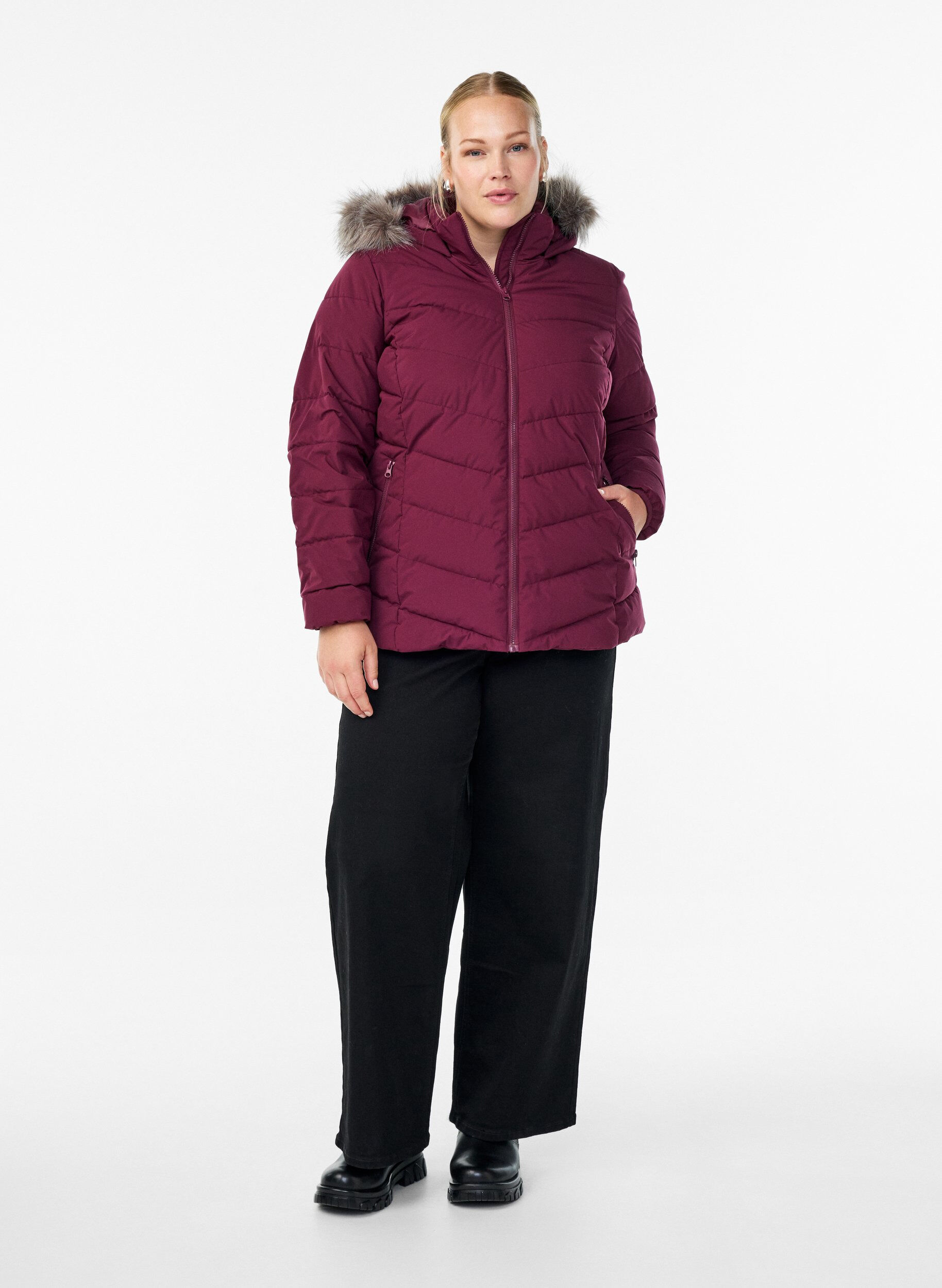 Zizzi Kurze Steppjacke mit Kapuze, Dunkles Bordeaux, Model image number 1