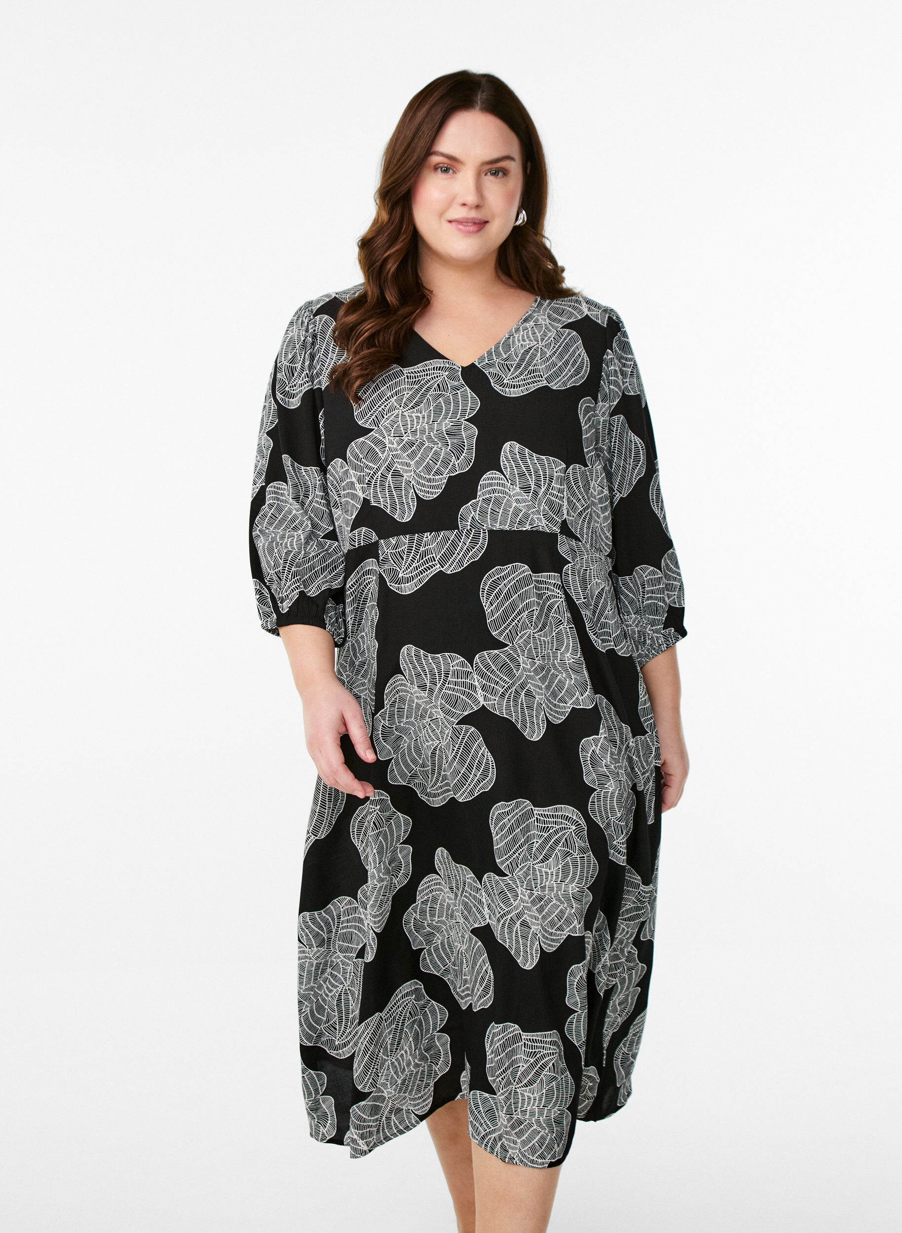 Zizzi Midikleid mit gebl&uuml;mtem Print und 3/4-&Auml;rmeln, Schwarz, Model image number 0