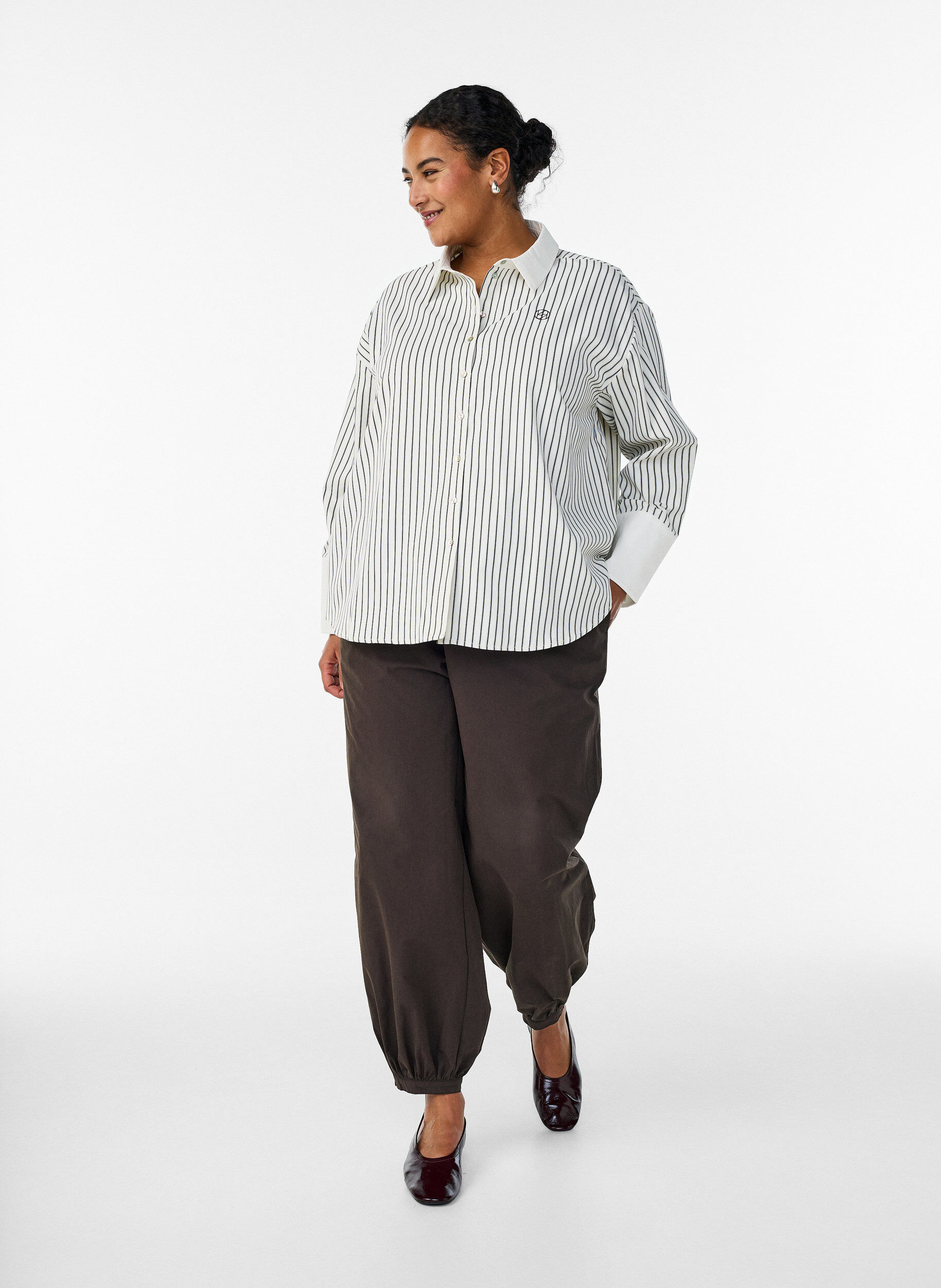 Zizzi Lockeres gestreiftes Hemd mit breiten Manschetten, Wei&szlig;, Model image number 1