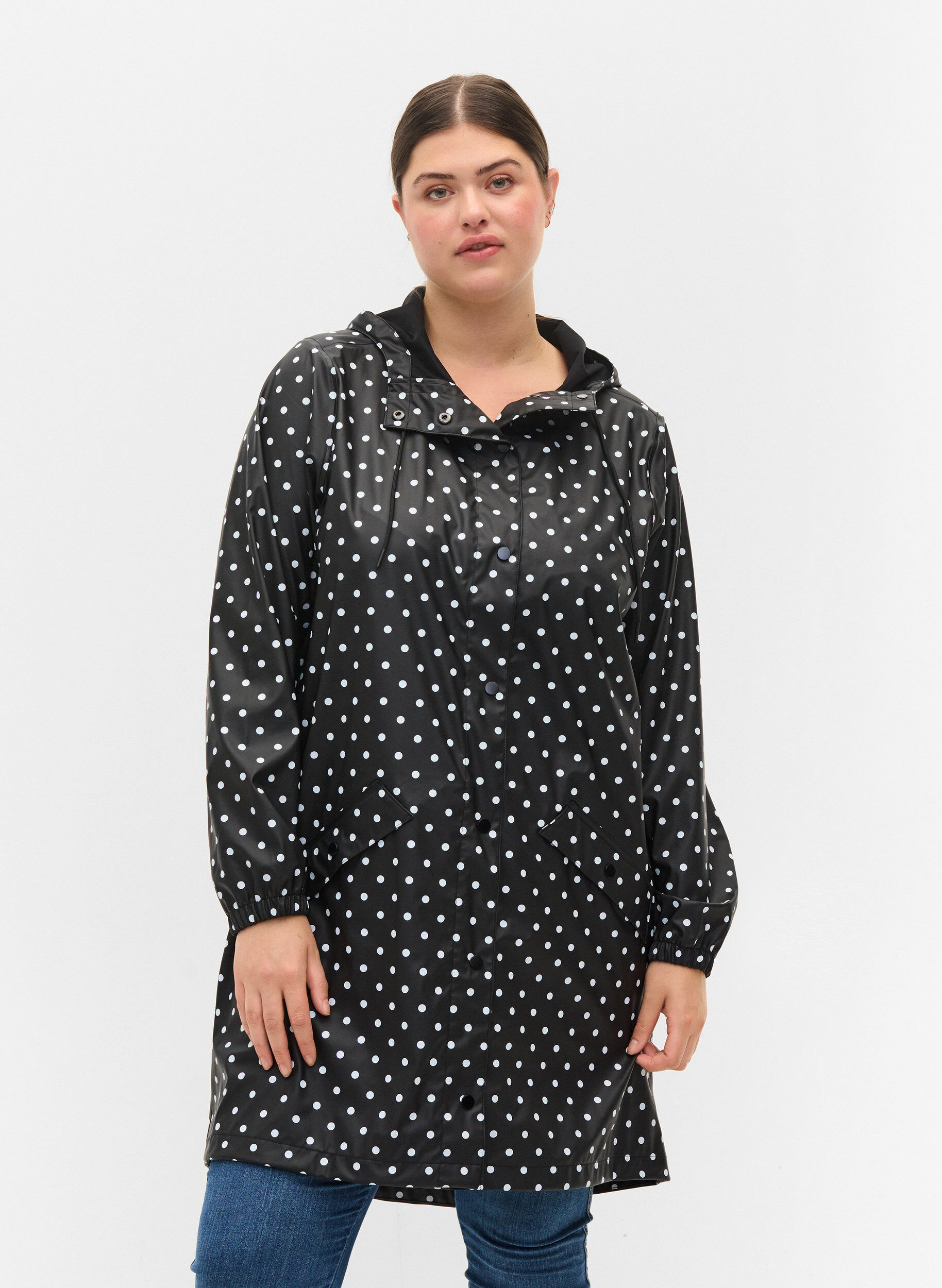 Zizzi Regenjacke mit Punktmuster und Kapuze, Black W/White Dot, Model image number 0