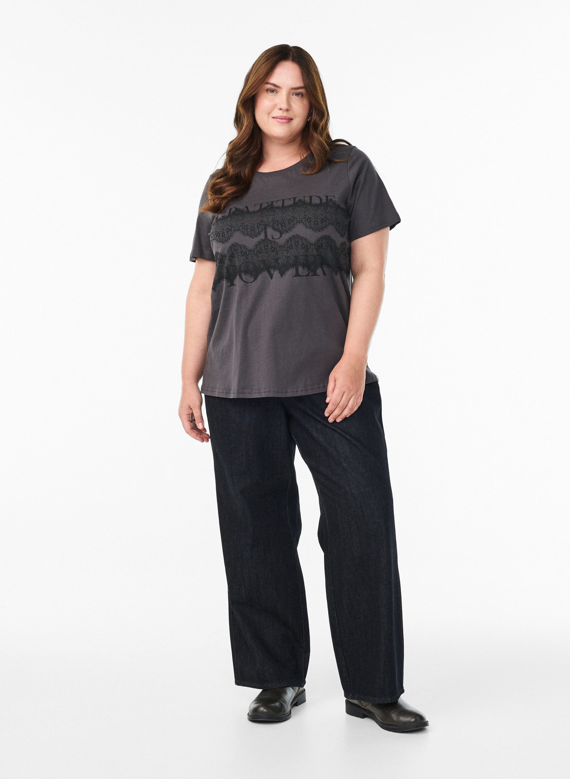 Zizzi T-Shirt aus Baumwolle mit Frontprint, Grau, Model image number 1