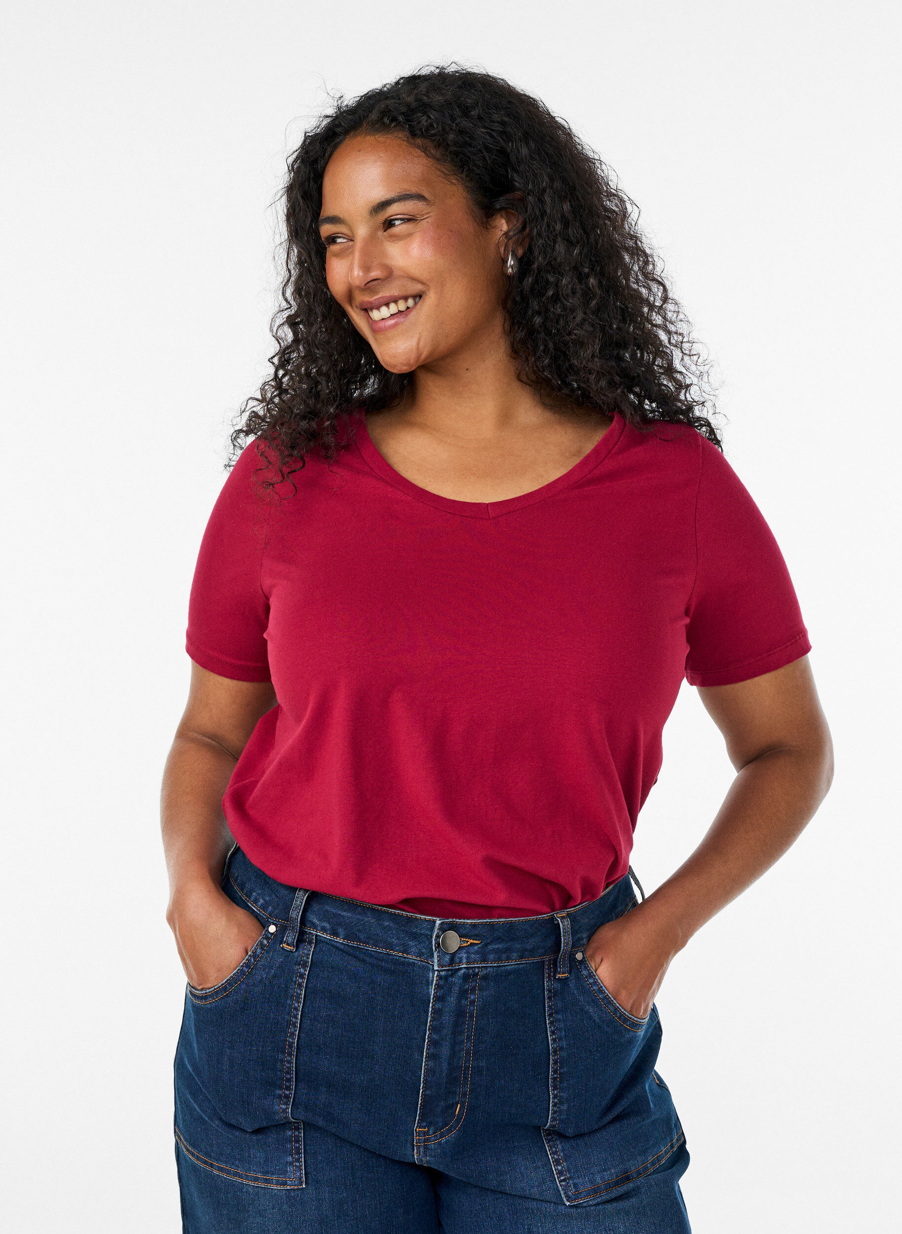 Einfarbiges basic T-Shirt aus Baumwolle, Rot, Model
