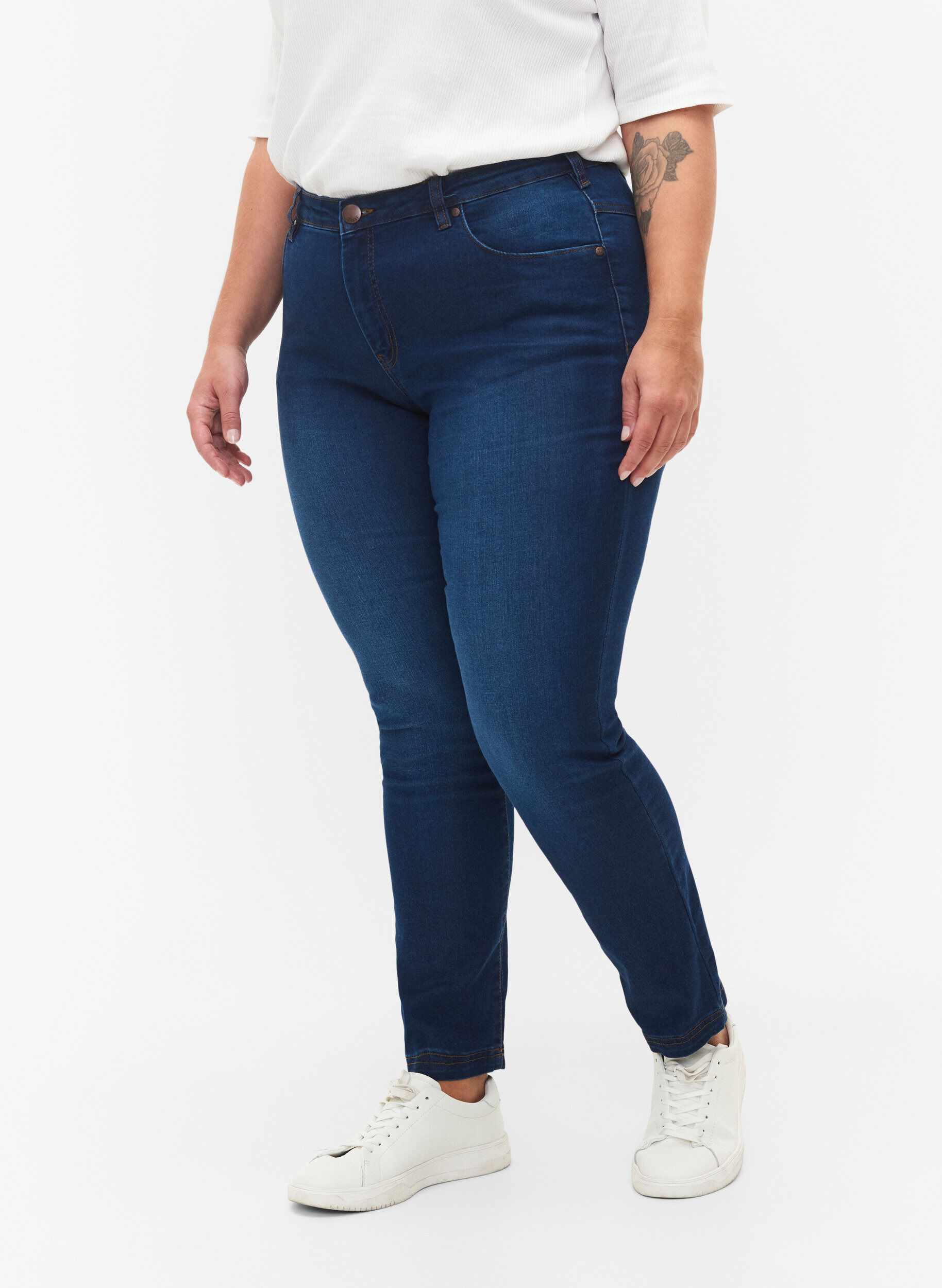 Zizzi Slim Fit Emily Jeans mit normaler Taillenh&ouml;he, Blau, Model image number 3