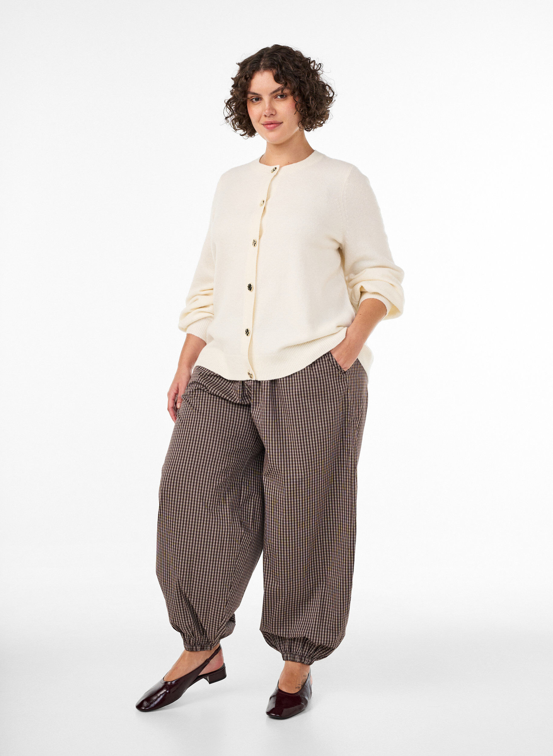 ZizziStrickjacke aus weichem Strick mit goldfarbenen Kn&ouml;pfen, Vanille, Model image number 1