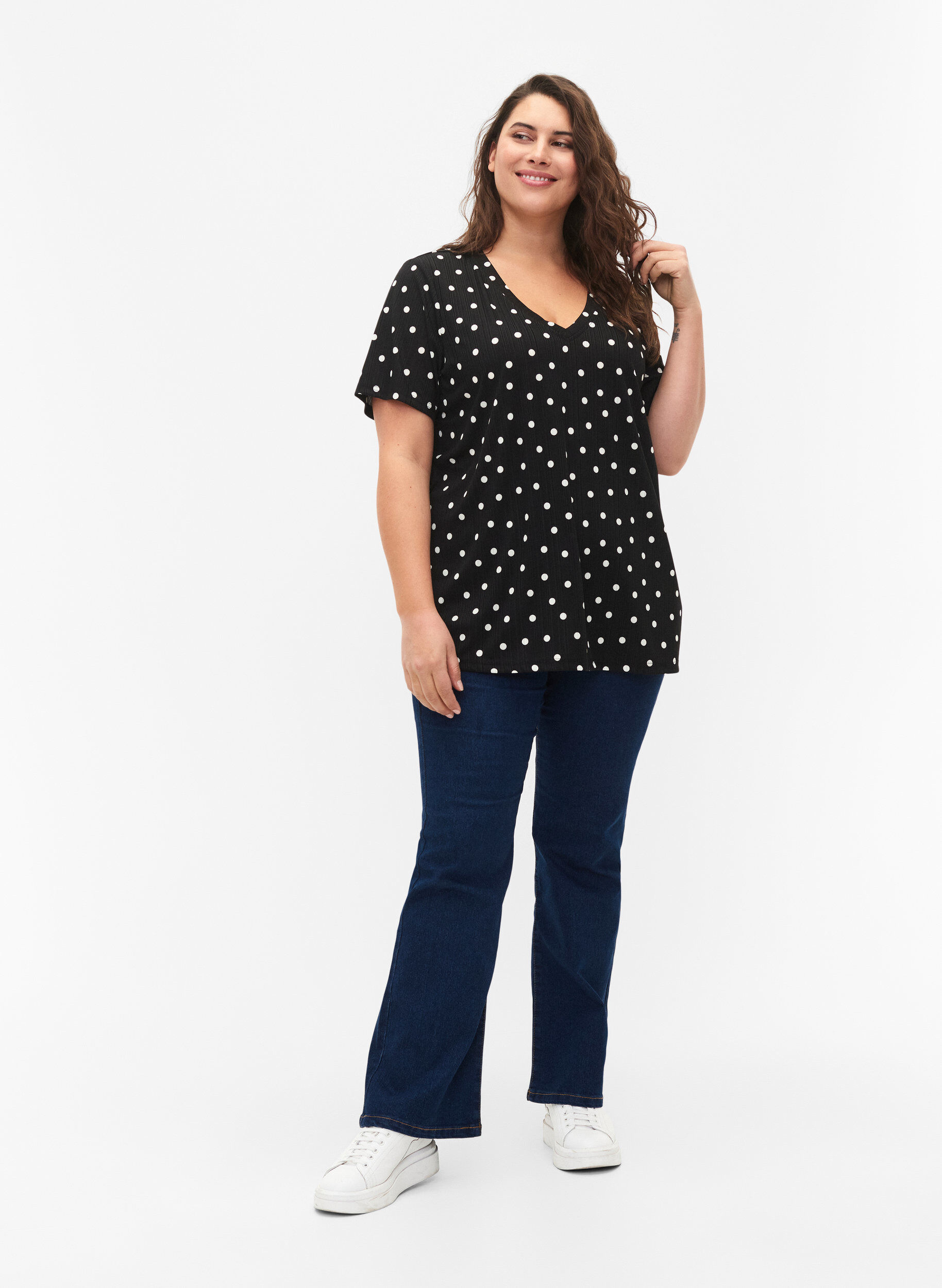 Zizzi FLASH - Bedrucktes T-Shirt mit V-Ausschnitt, Black Dot, Model image number 2