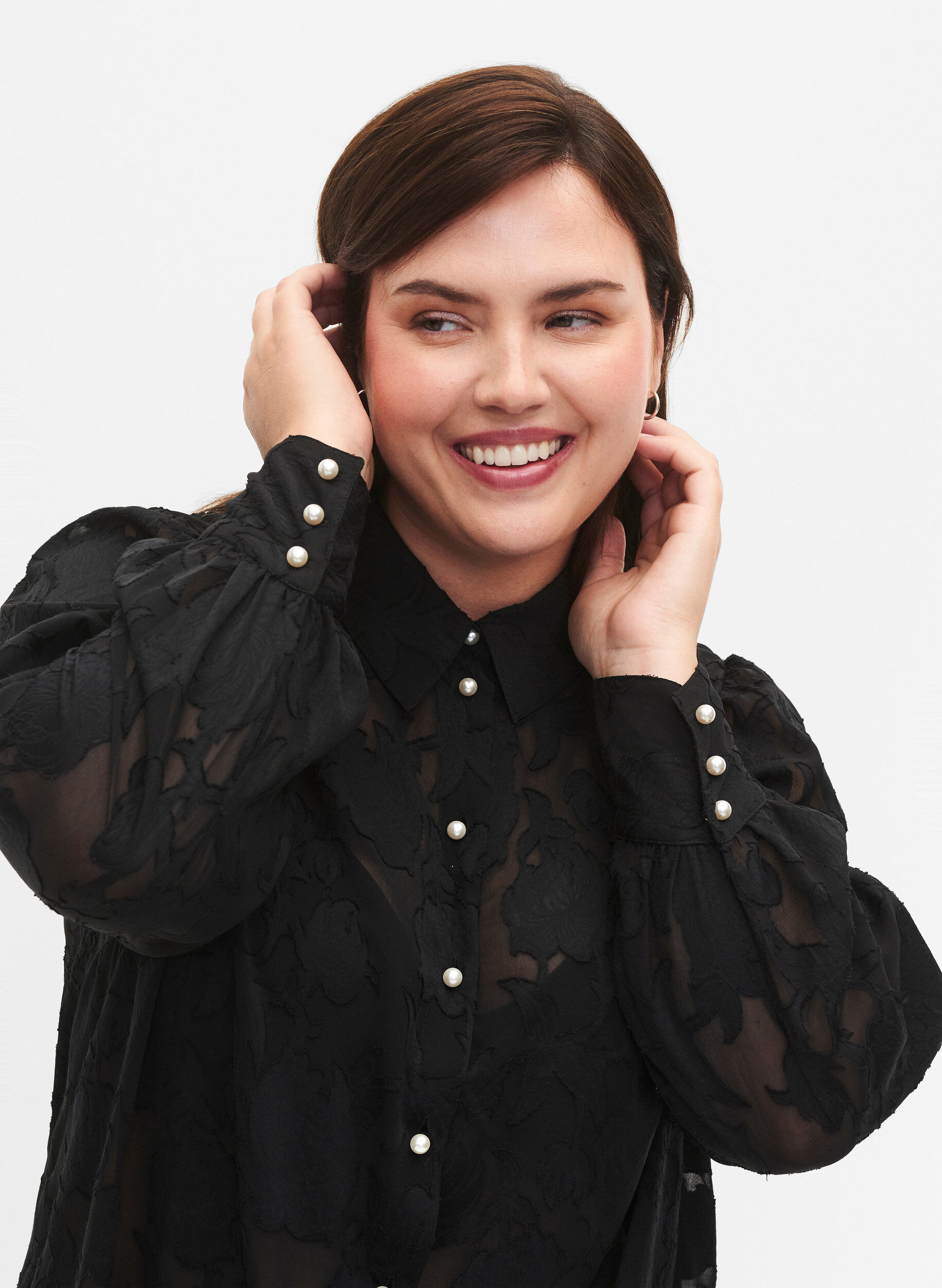 Zizzi Jacquard-Bluse mit Perlenkn&ouml;pfen, Black, Model image number 2