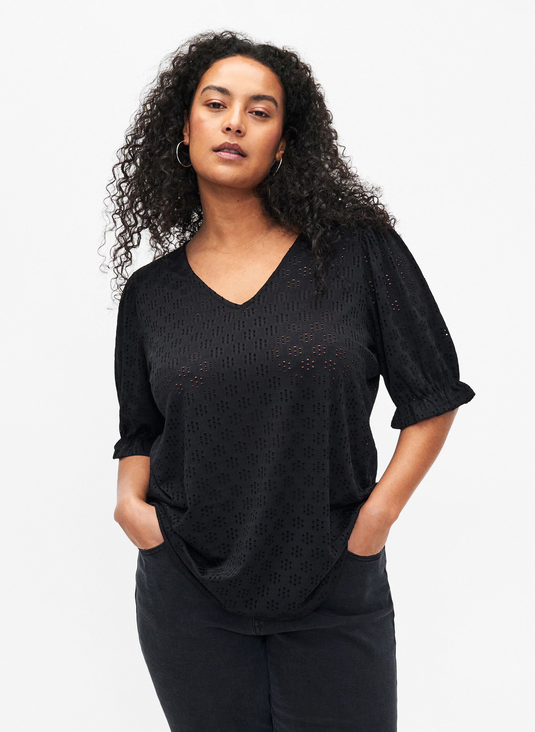 Zizzi Bluse mit V-Ausschnitt und Lochmuster, Black, Model image number 0