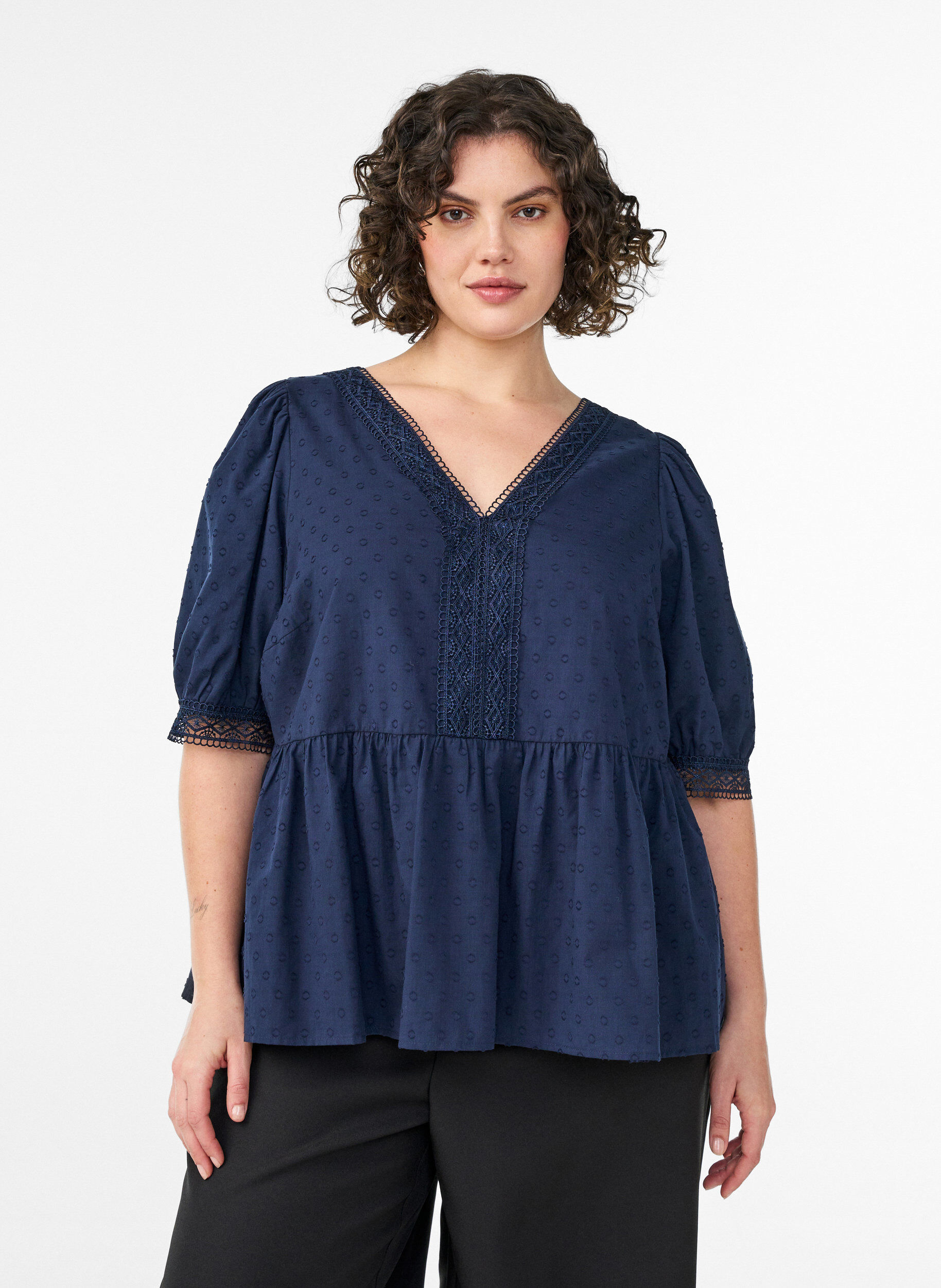 Zizzi Bluse aus strukturierter Baumwolle mit H&auml;keldetails, Blau, Model image number 0