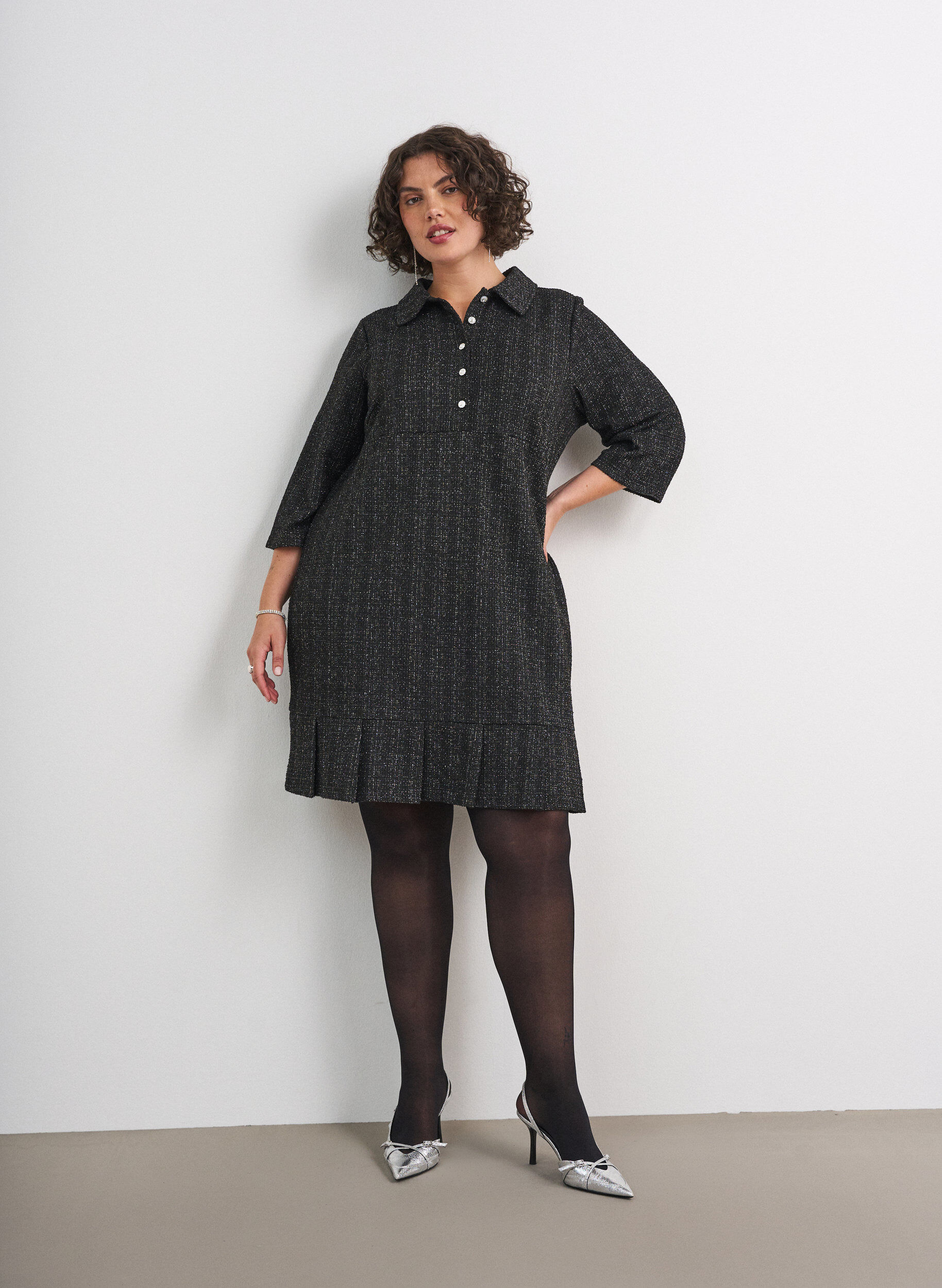 ZizziKurzes Boucl&eacute;-Kleid mit Zierkn&ouml;pfen, Schwarz, Model image number 1