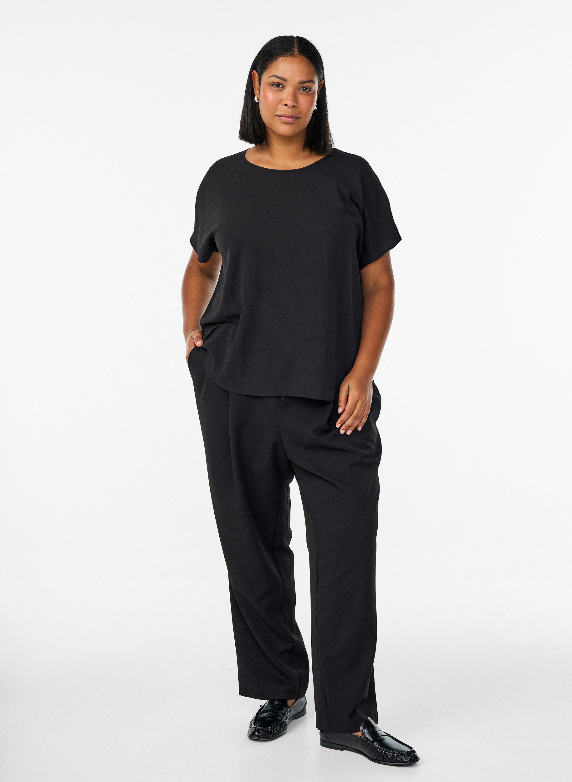 ZizziBluse mit kurzen &Auml;rmeln und Rundhalsausschnitt, Schwarz, Model image number 1