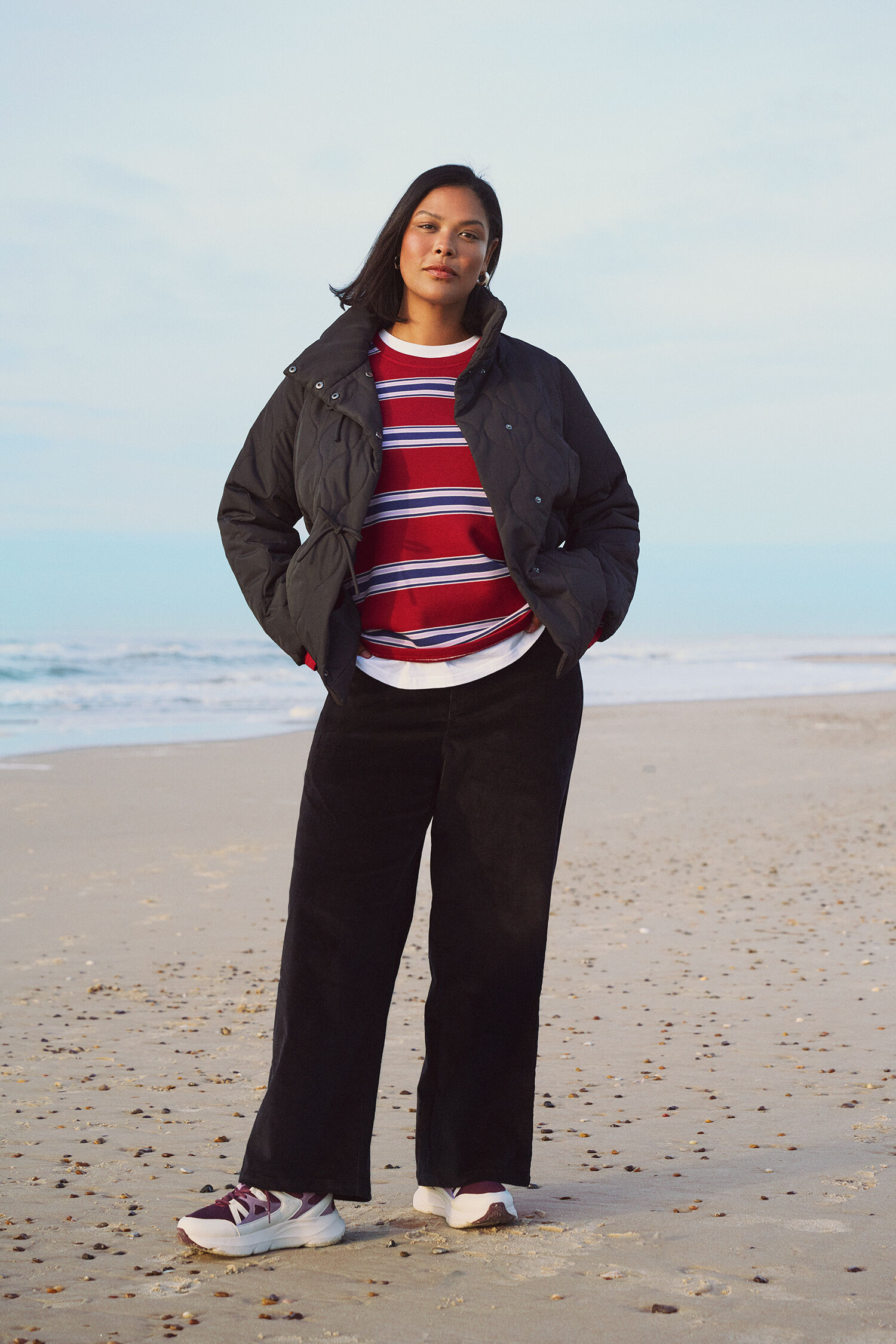 Kurze Steppjacke mit Schleifen, , Model