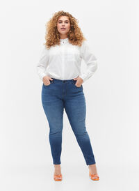 Emily Jeans mit regulärer Taille und schlankem Schnitt, Blue denim, Model