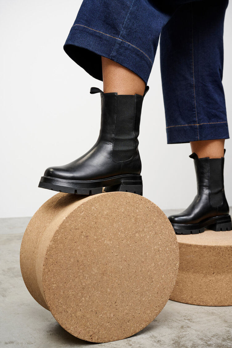 Weit geschnittener Lederstiefel mit Gummizug, Black, Model image number 1