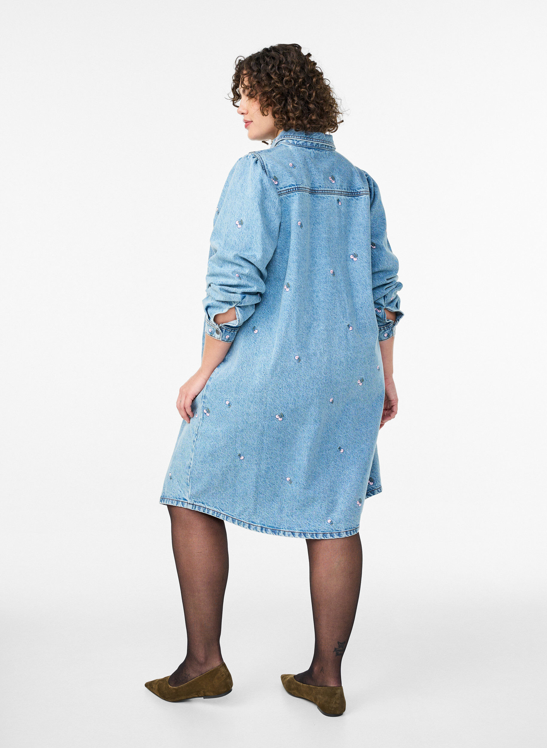 Zizzi Jeanskleid mit Kirschen und Brusttaschen, Blau, Model image number 2