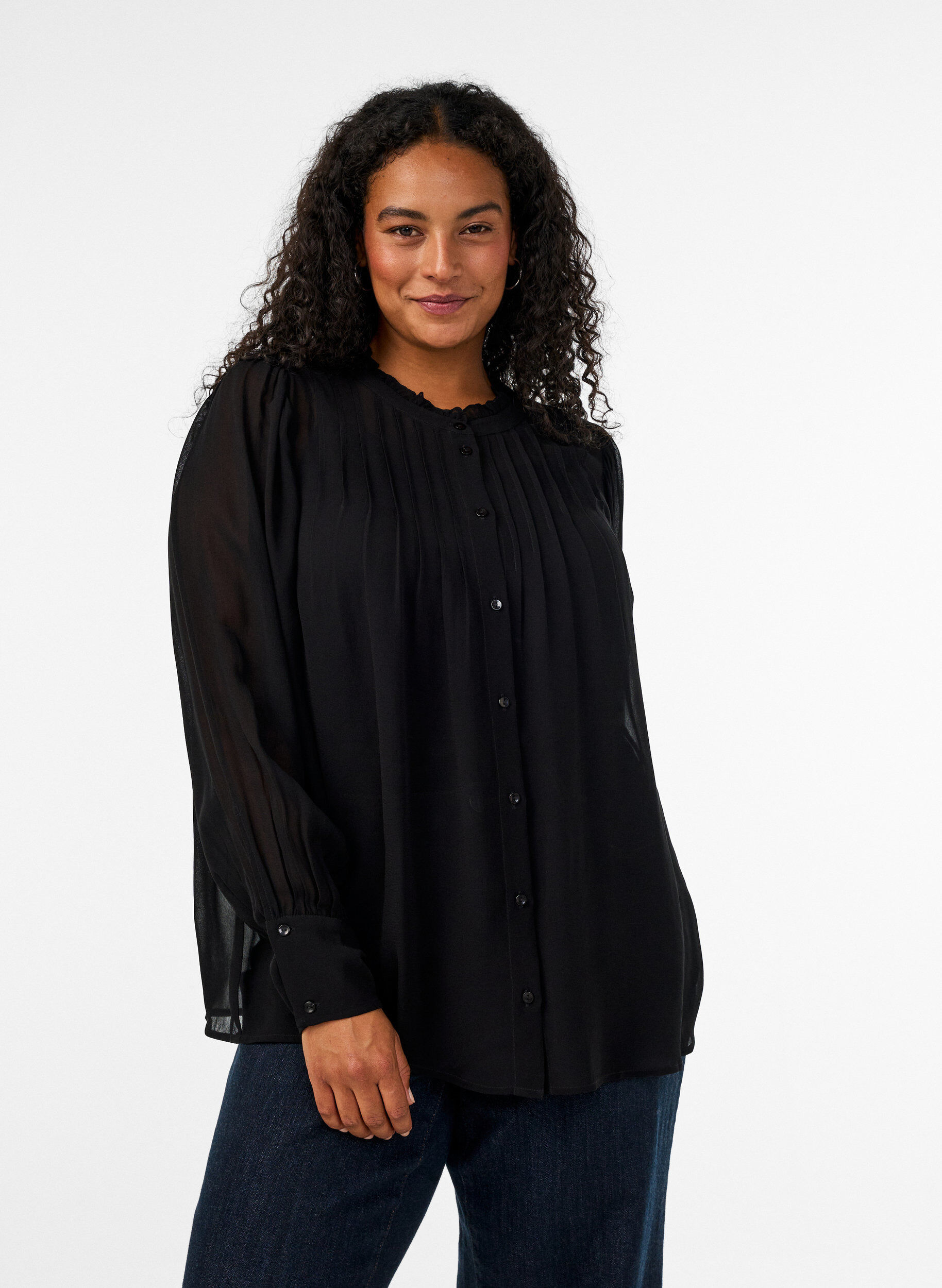 Bluse aus Viskose mit R&uuml;schenkragen, Schwarz, Model