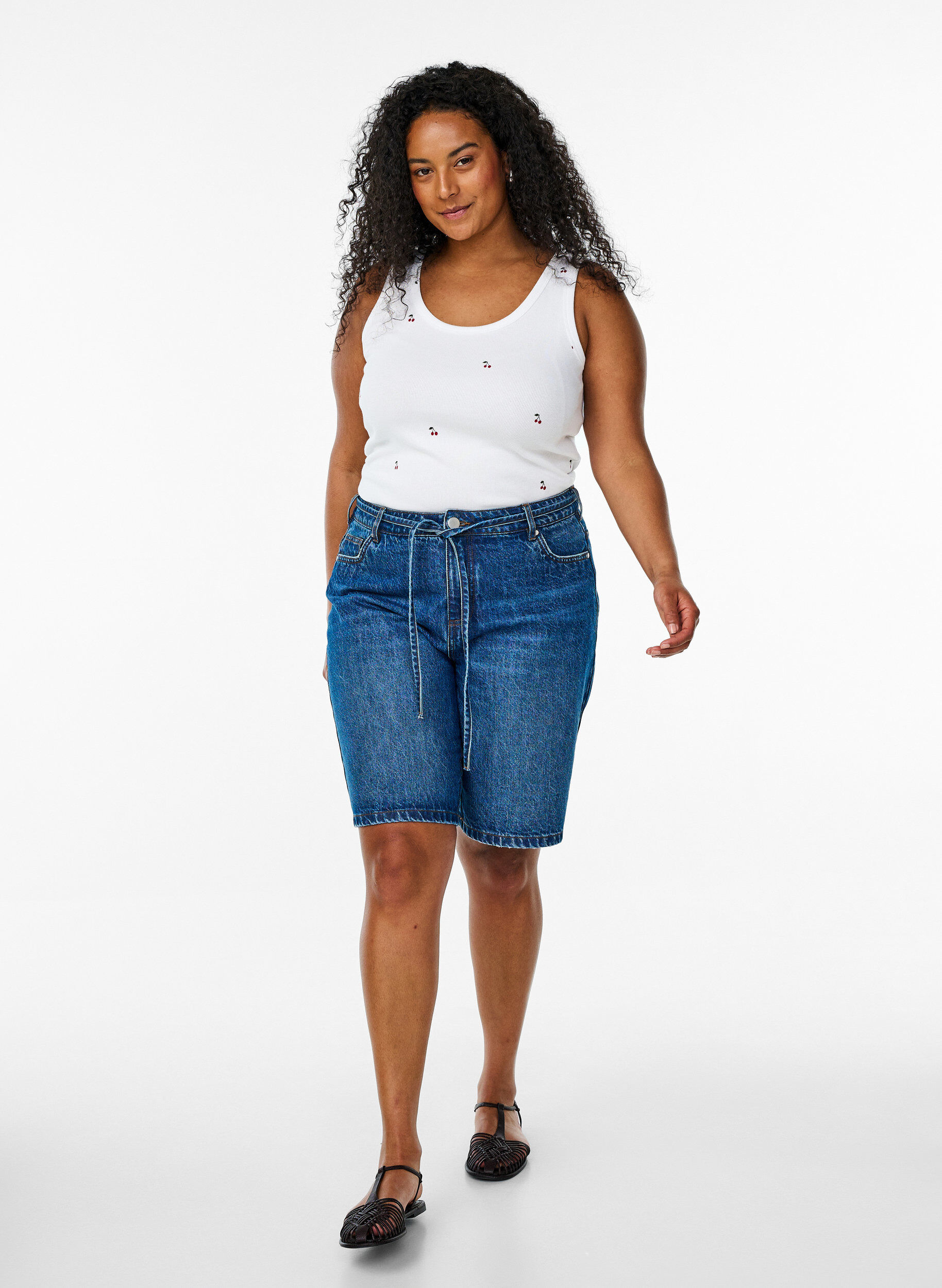 Zizzi Tailleiertes Top mit Motiv, Wei&szlig;, Model image number 1