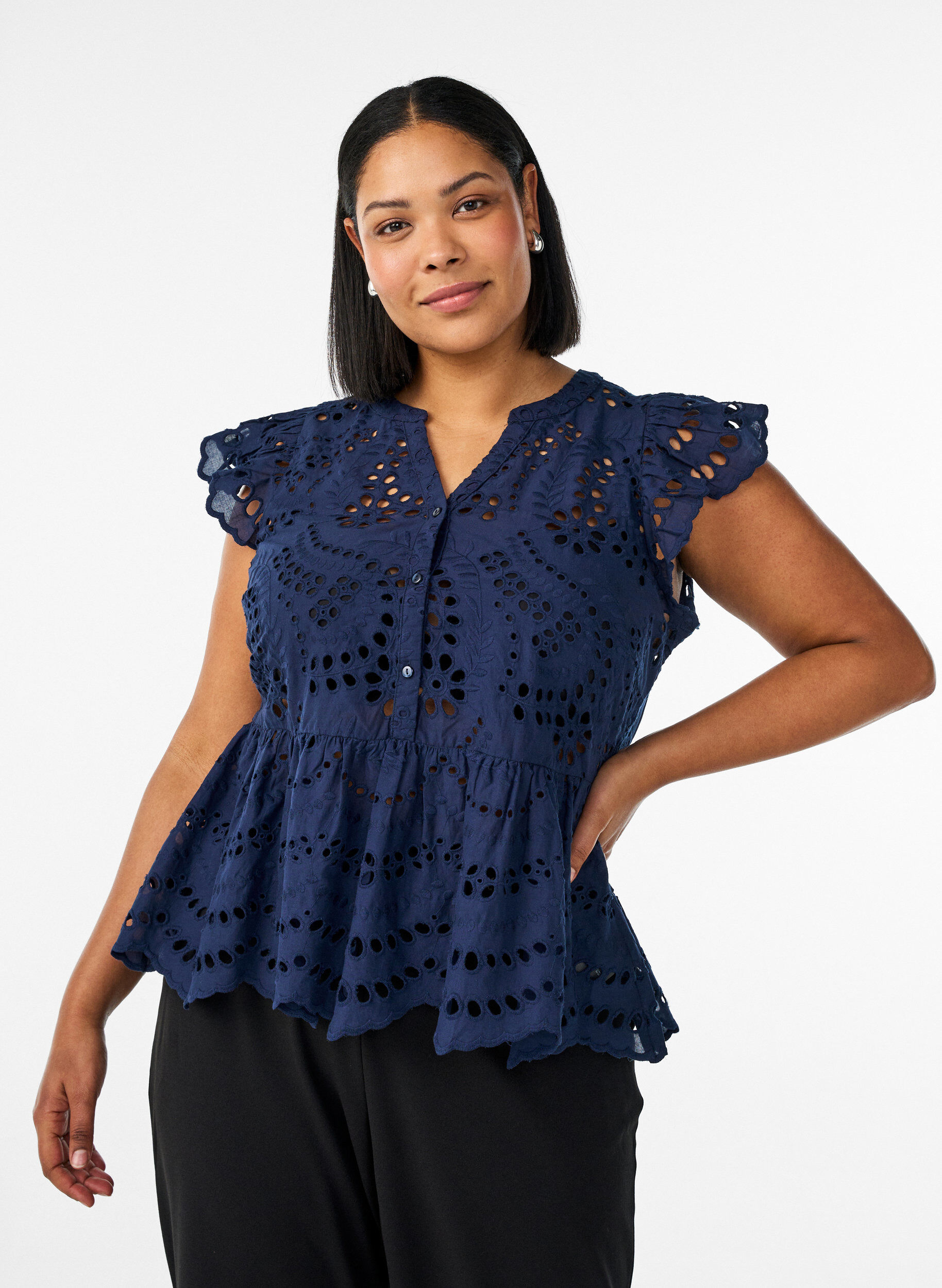 Zizzi &Auml;rmellose Bluse aus Lochstickerei mit R&uuml;schen, Blau, Model image number 0