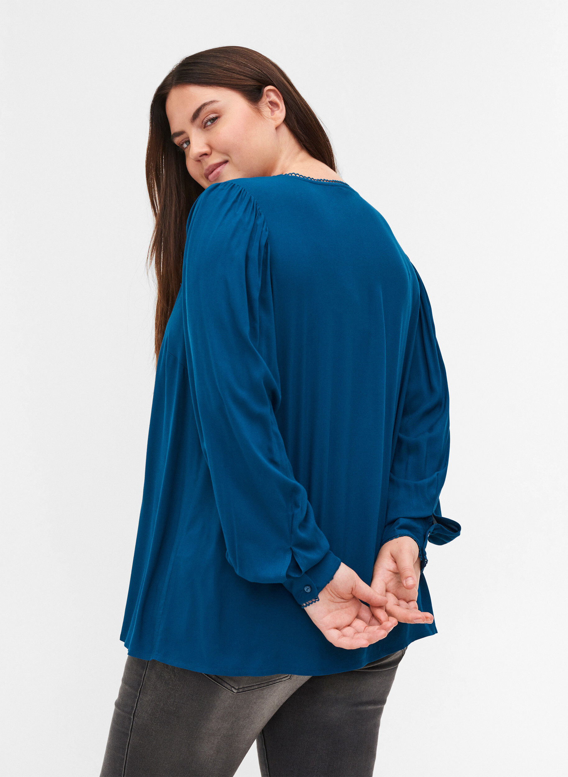 Zizzi Viskosebluse mit Kn&ouml;pfen und Ballon&auml;rmeln, Poseidon, Model image number 1