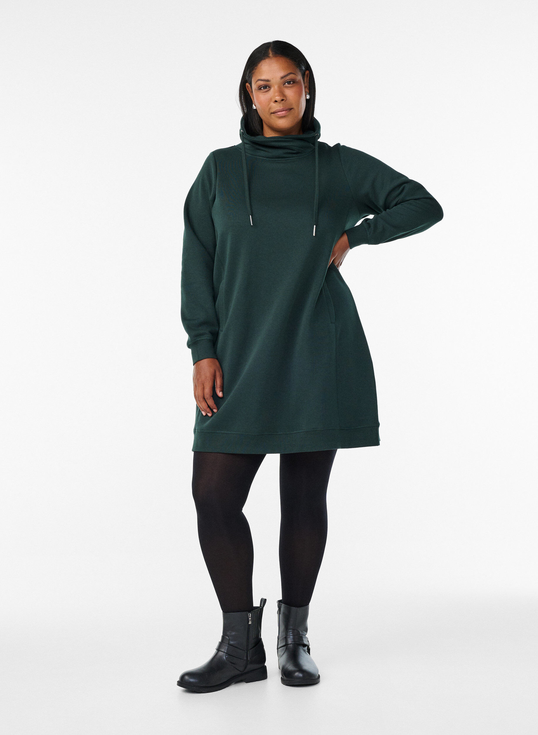 Zizzi FLASH - Kurzes Sweatshirtkleid mit Stehkragen und Taschen, Gr&uuml;n, Model image number 1