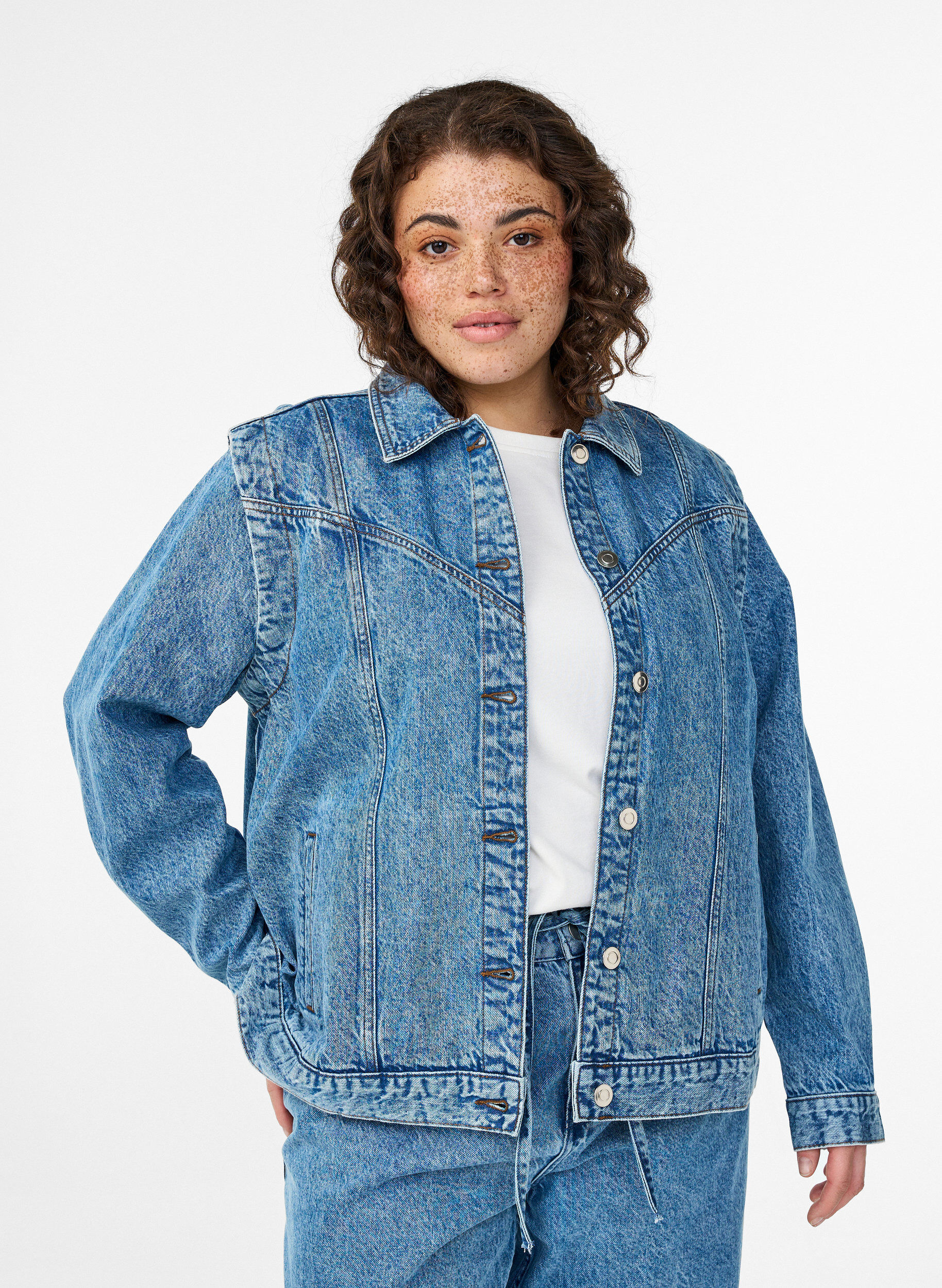 Zizzi Jeansjacke mit abnehmbaren &Auml;rmeln, Blau, Model image number 0
