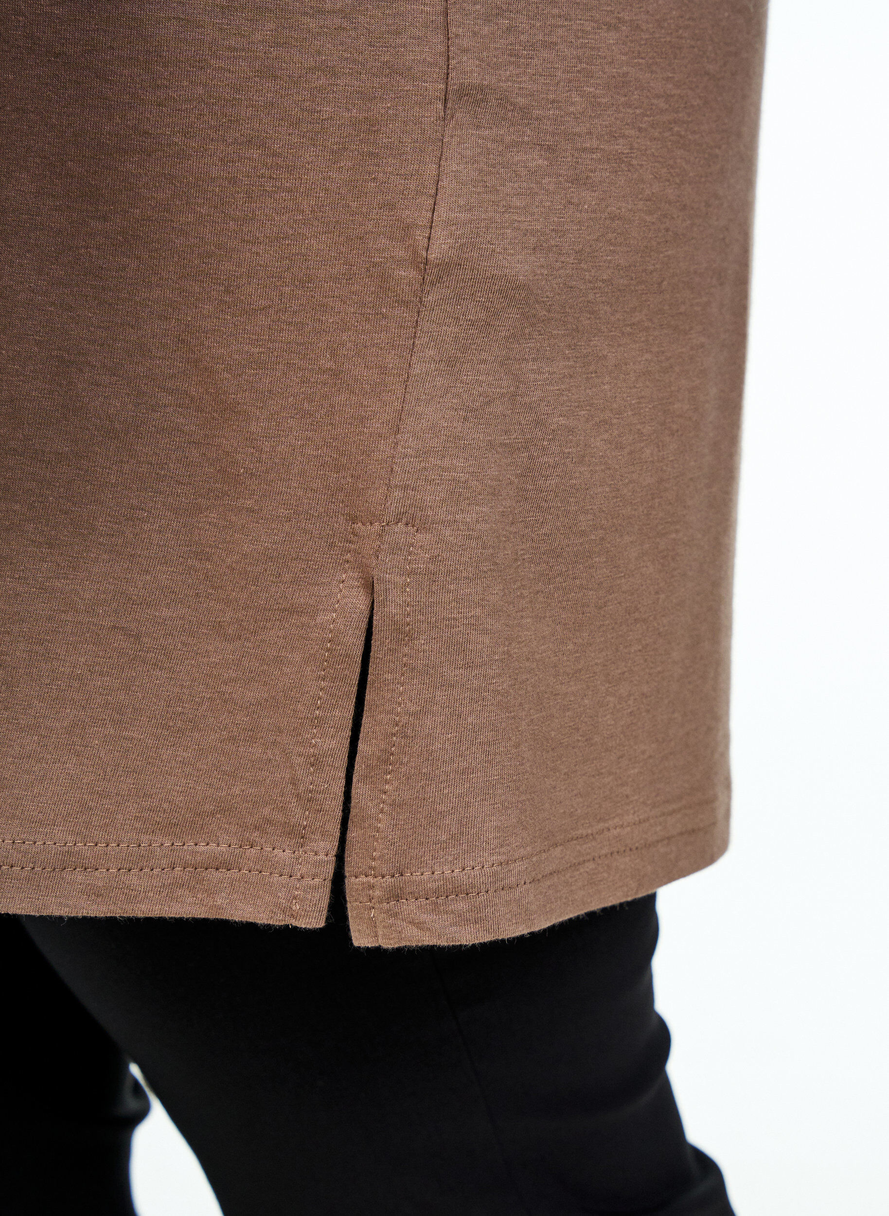 Zizzi Einfarbiges Oversize T-Shirt mit V-Ausschnitt, Braun, Model image number 3