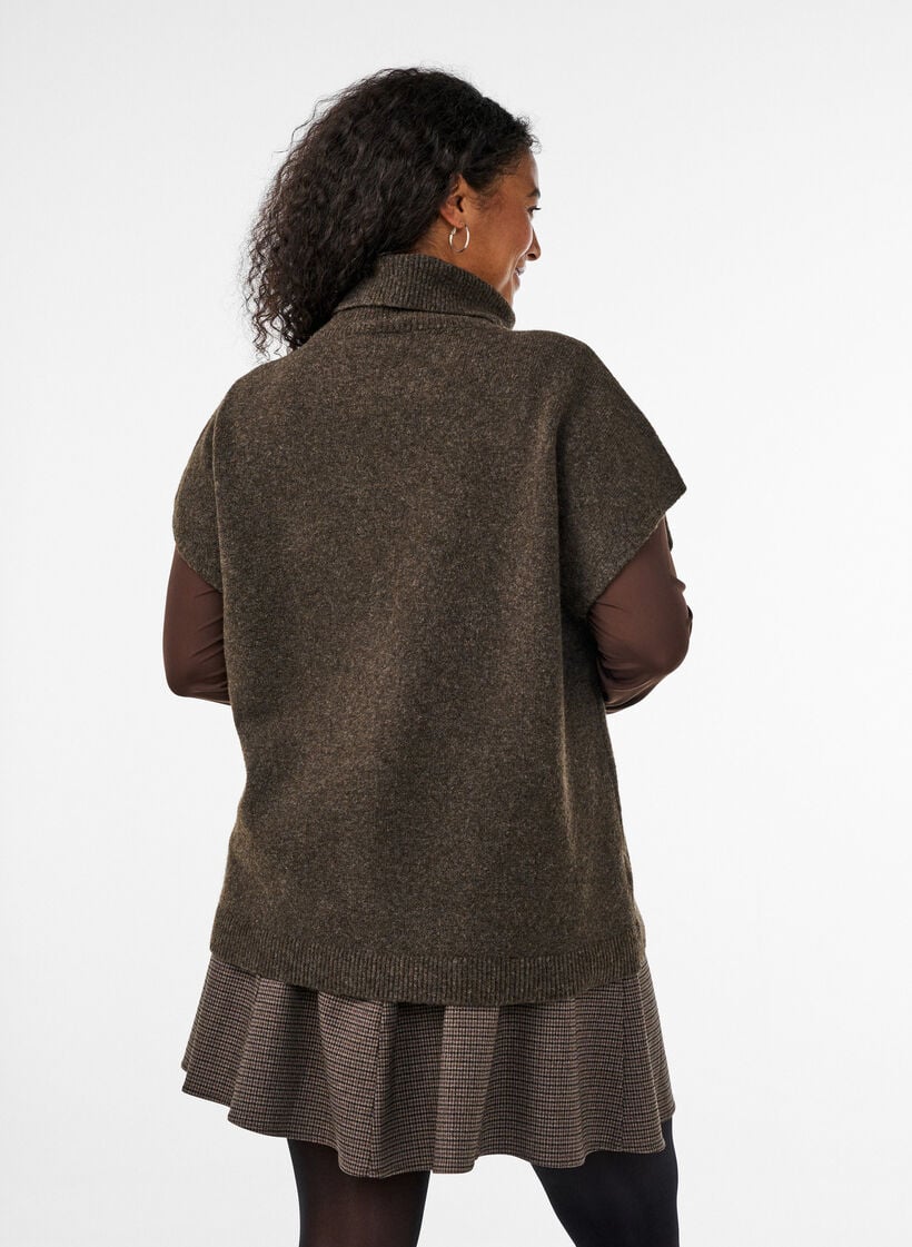 Strickweste mit Rollkragen, Braun, Model