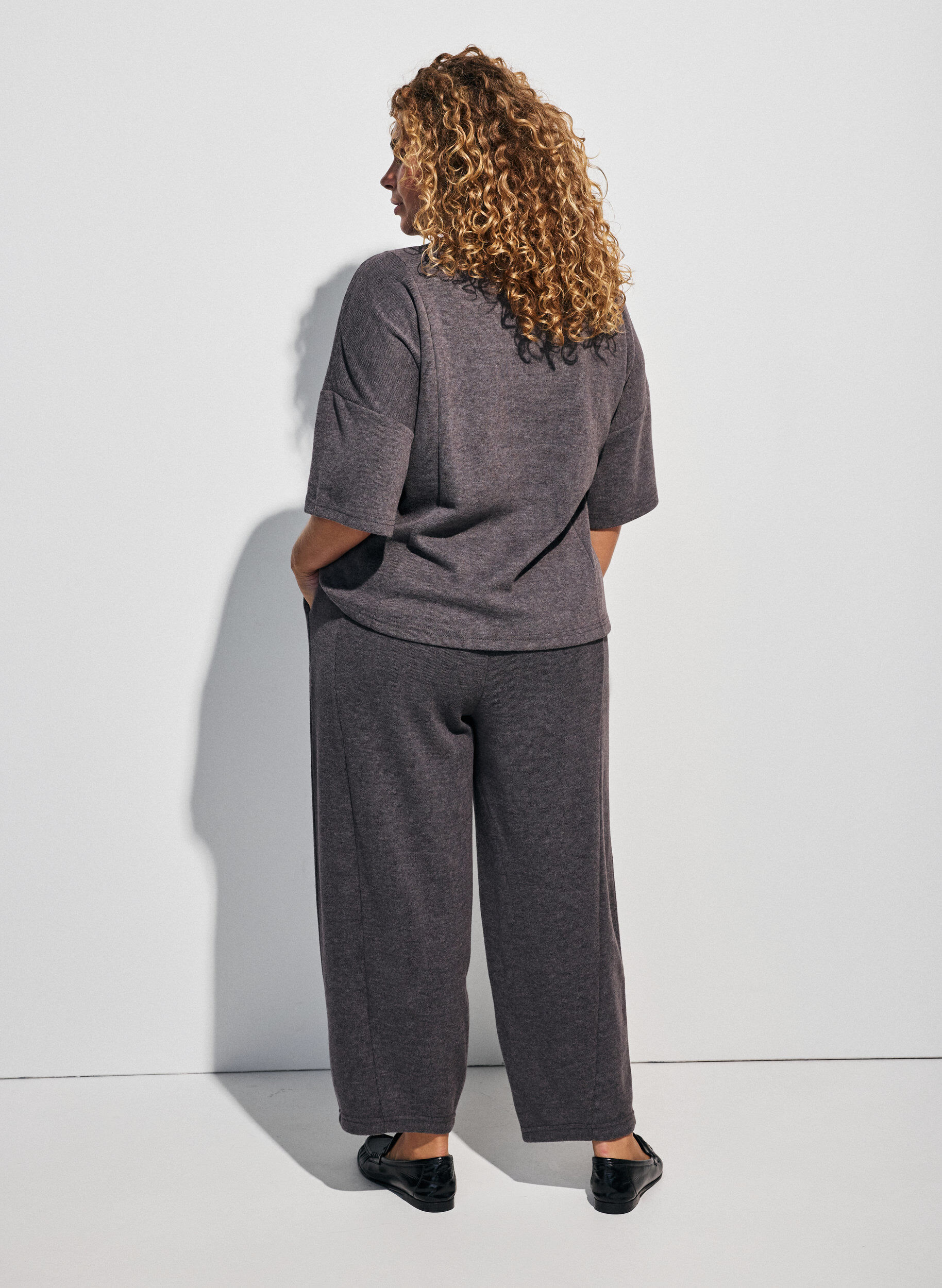 ZizziHose aus Jersey mit Barrel Fit und hoher Taille, Grau, Model image number 1