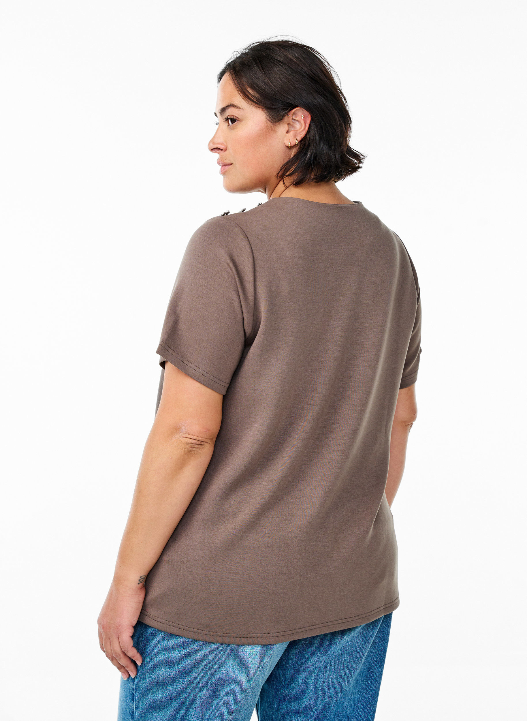 Zizzi Kurz&auml;rmelige Bluse mit Knopfdetail, Braun, Model image number 2