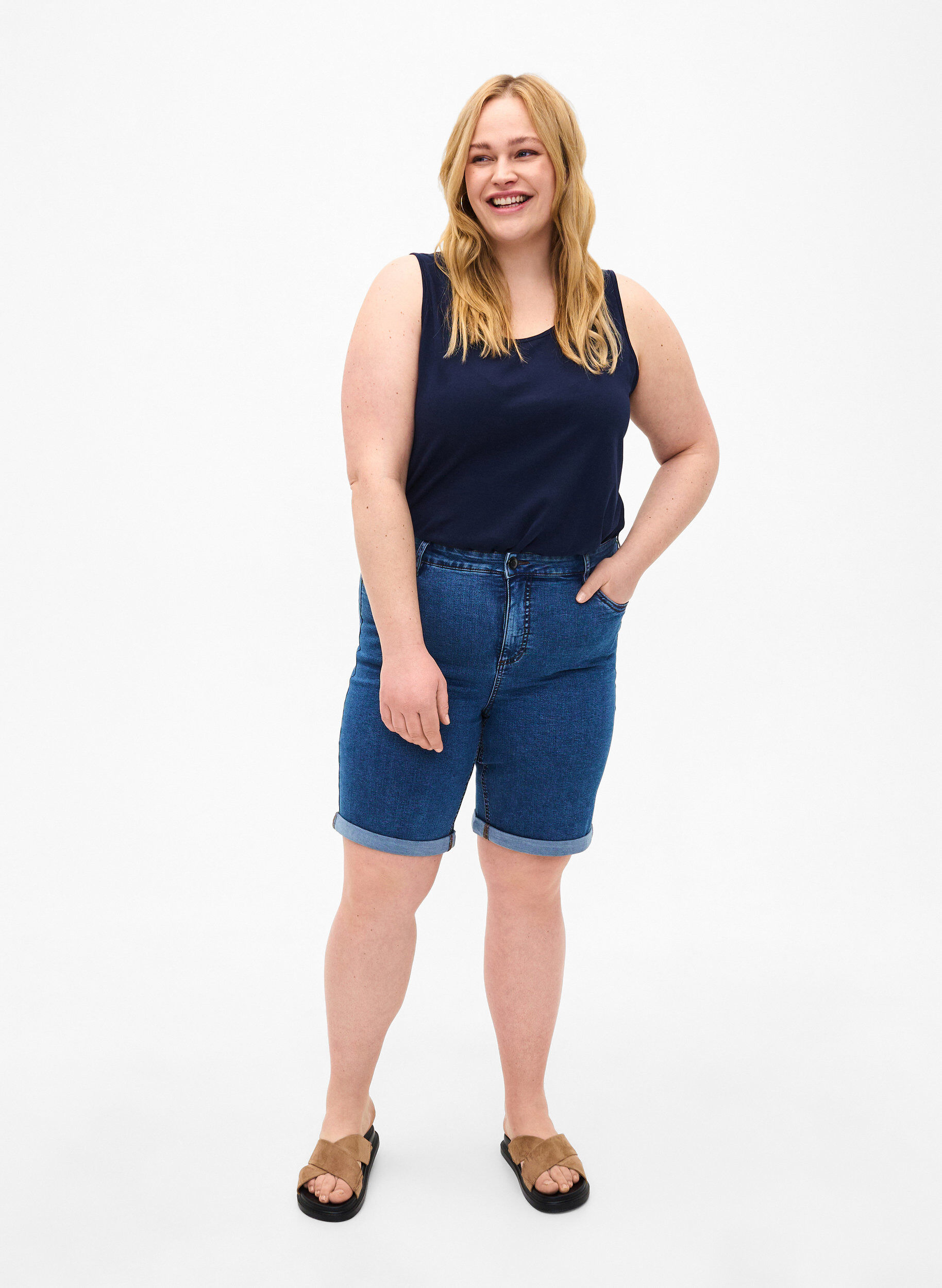 Zizzi Eng anliegende Denim-Shorts mit hoher Taille, Blue Denim, Model image number 3