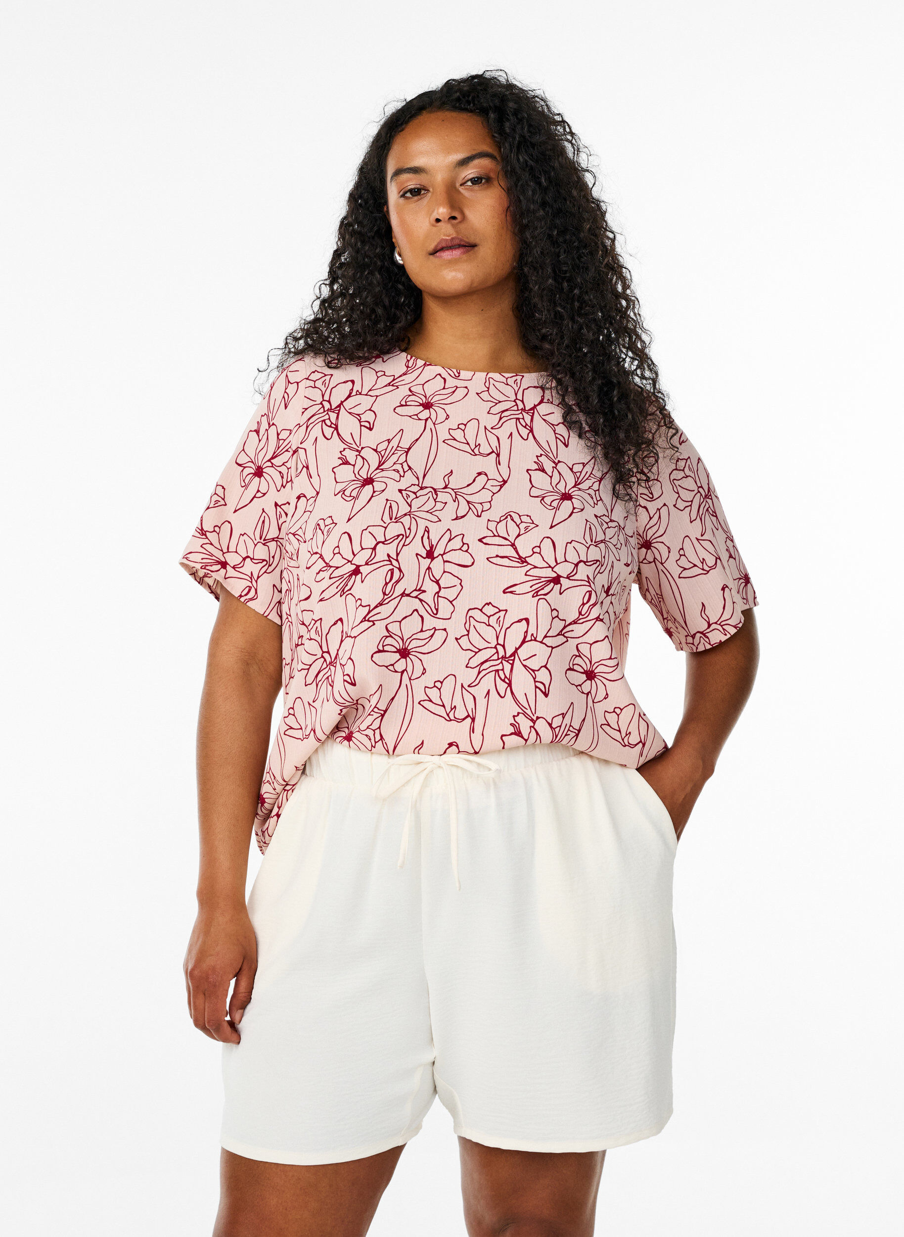 Kurze Hose mit Taschen und elastischem Bund, Vanille, Model