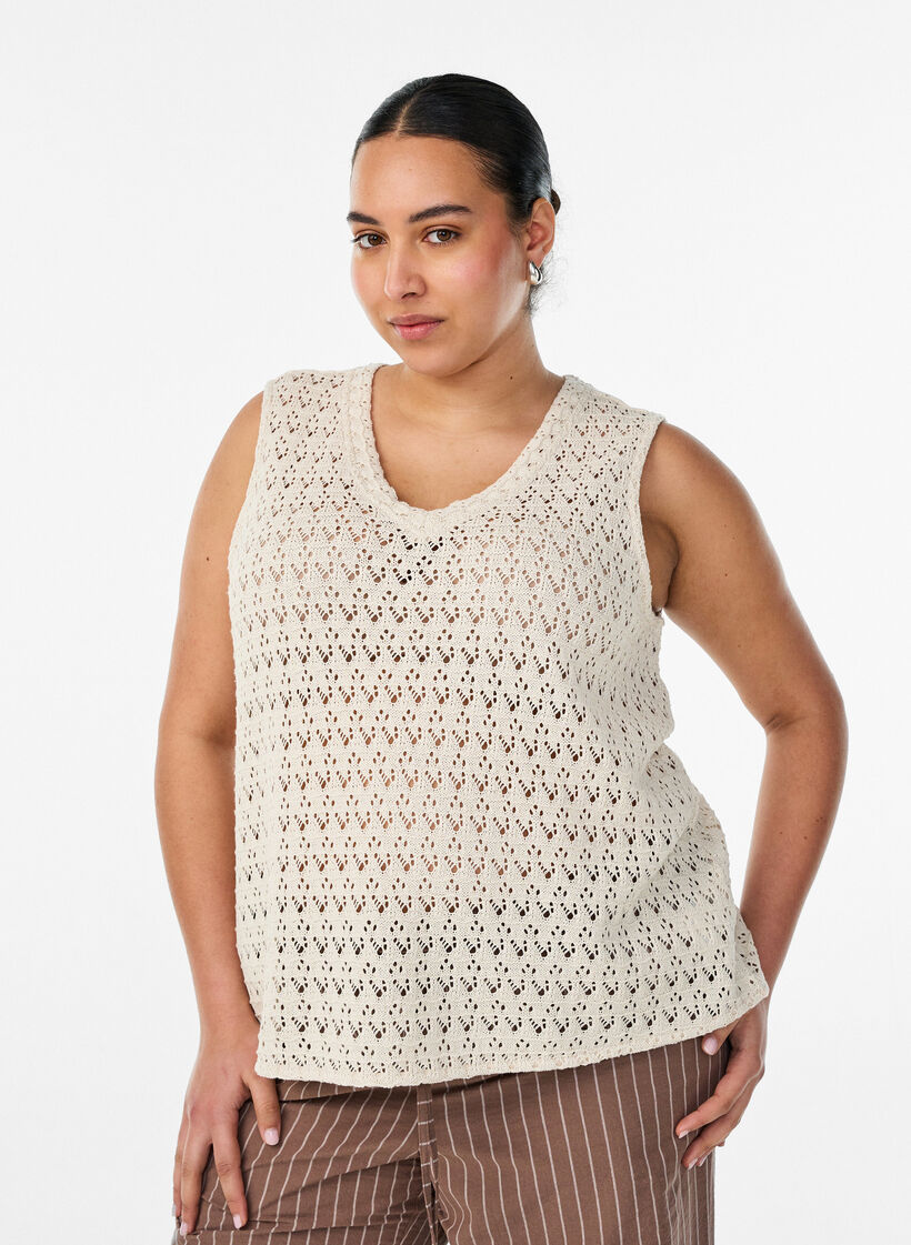 &Auml;rmellose Bluse mit Lochstickerei und V-Ausschnitt, Beige, Model image number 0