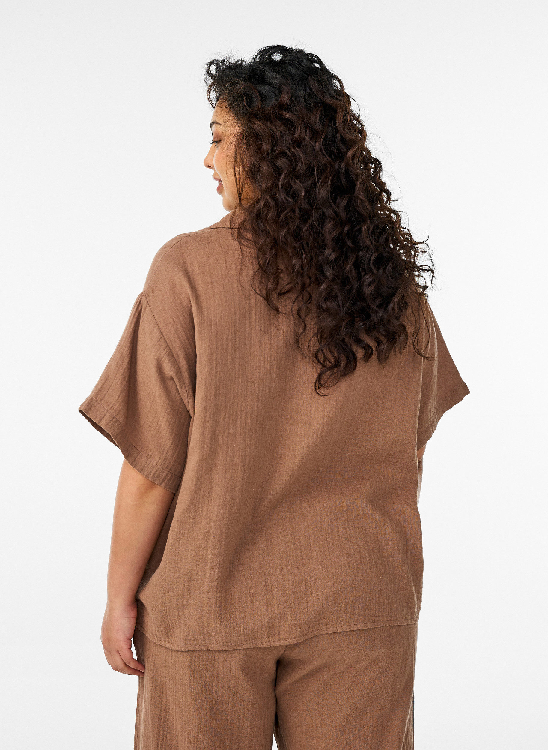 Zizzi Bluse aus Baumwoll-Musselin mit kurzen &Auml;rmeln, Braun, Model image number 2