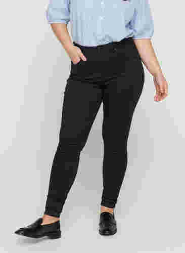 Super Slim Amy Jeans mit hoher Taille, Black, Model image number 4