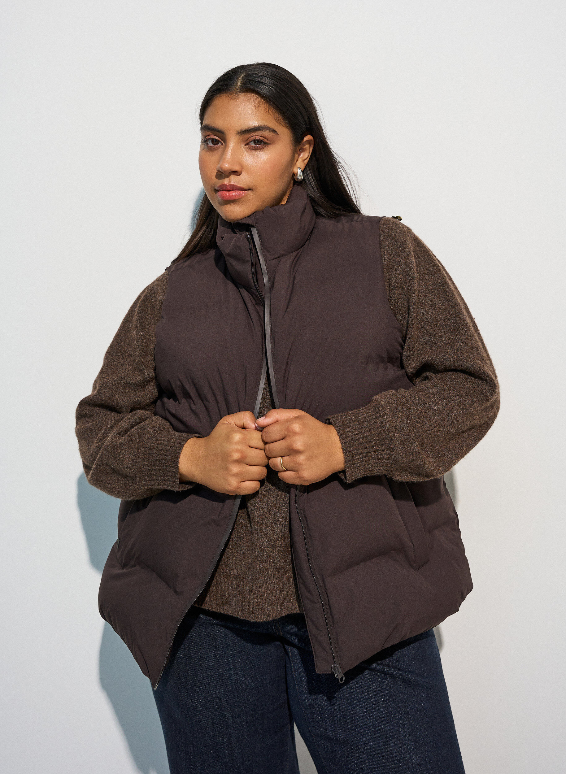 Kurze Steppweste mit hohem Kragen, Braun, Model