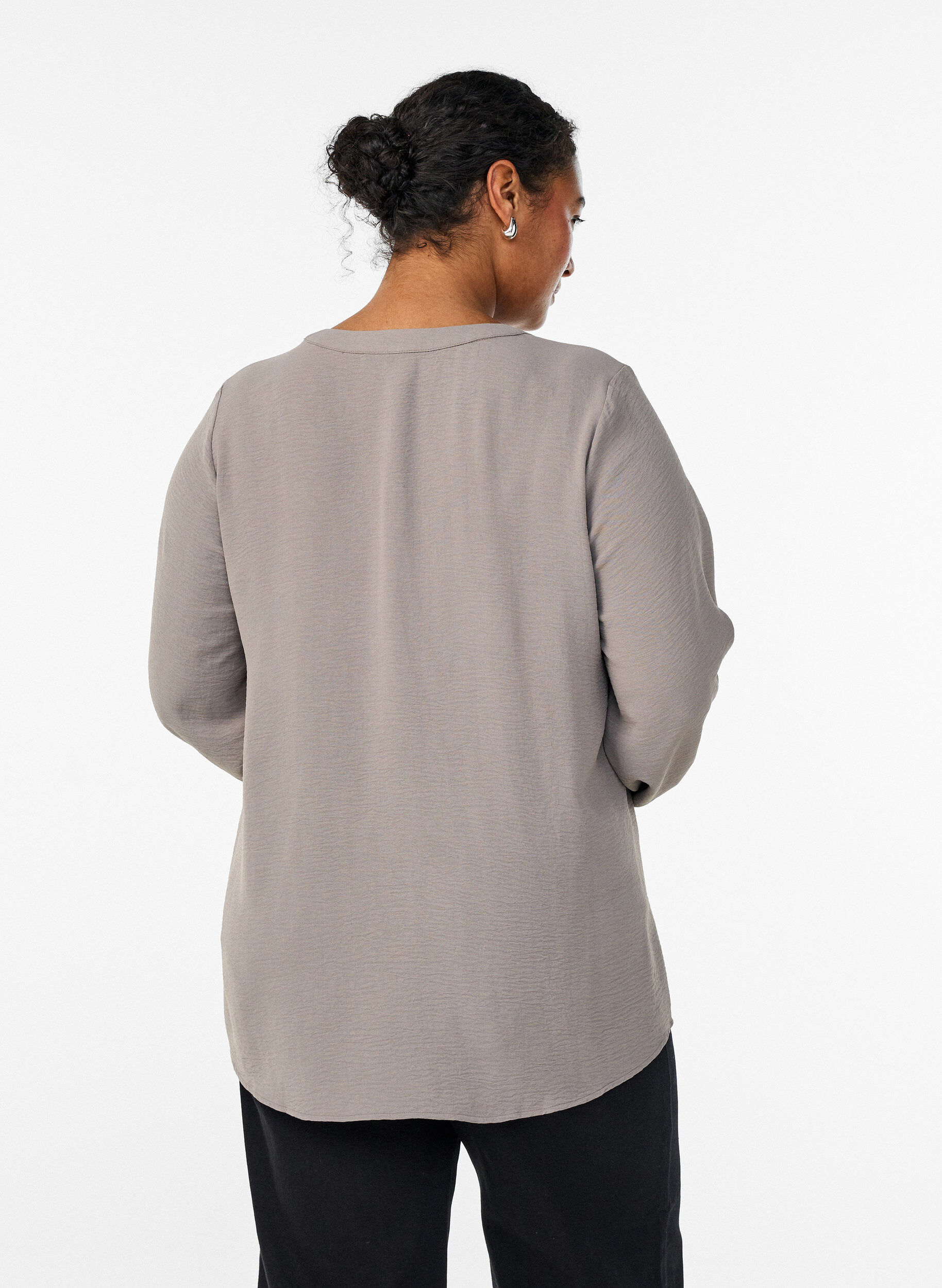 Zizzi Bluse mit Smockb&uuml;ndchen und V-Ausschnitt, Beige, Model image number 2