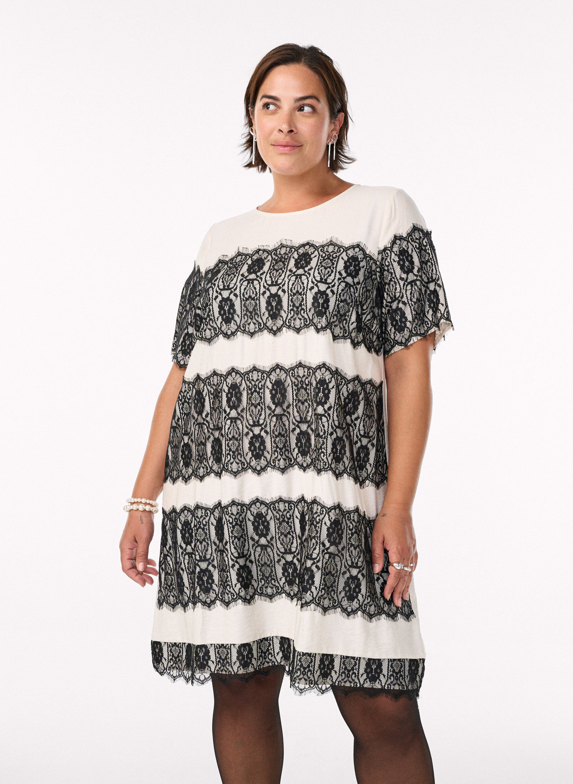 Kurzes Kleid mit kontrastfarbenen Spitzeneins&auml;tzen, Beige, Model