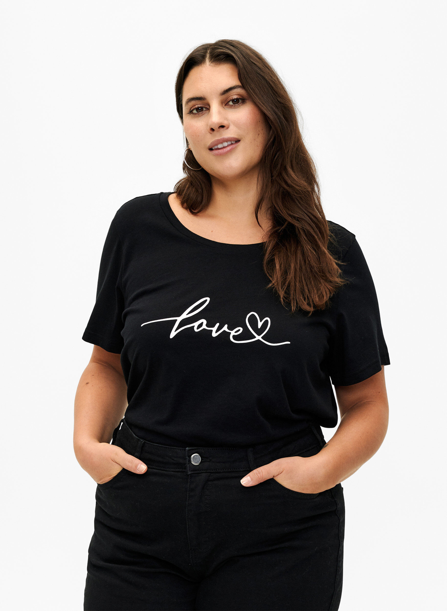 Zizzi T-Shirt aus Baumwolle mit Rundhalsausschnitt und Aufdruck, Black W. Love, Model image number 0