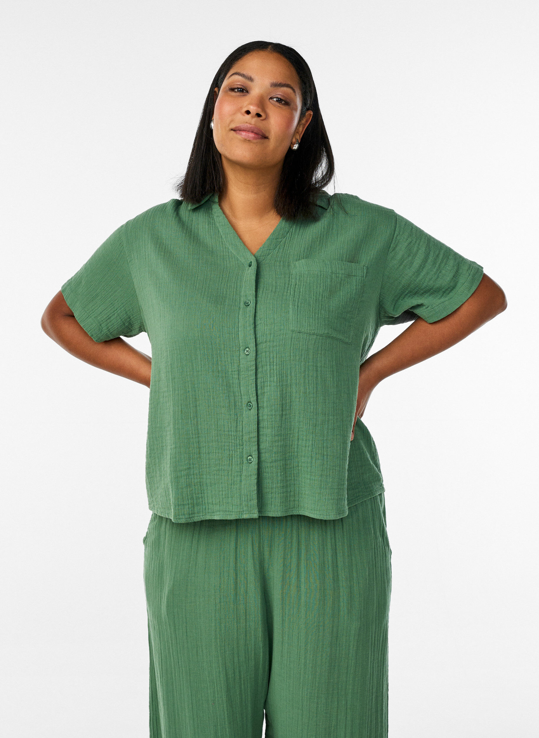 Zizzi Bluse aus Baumwoll-Musselin mit kurzen &Auml;rmeln, Gr&uuml;n, Model image number 0