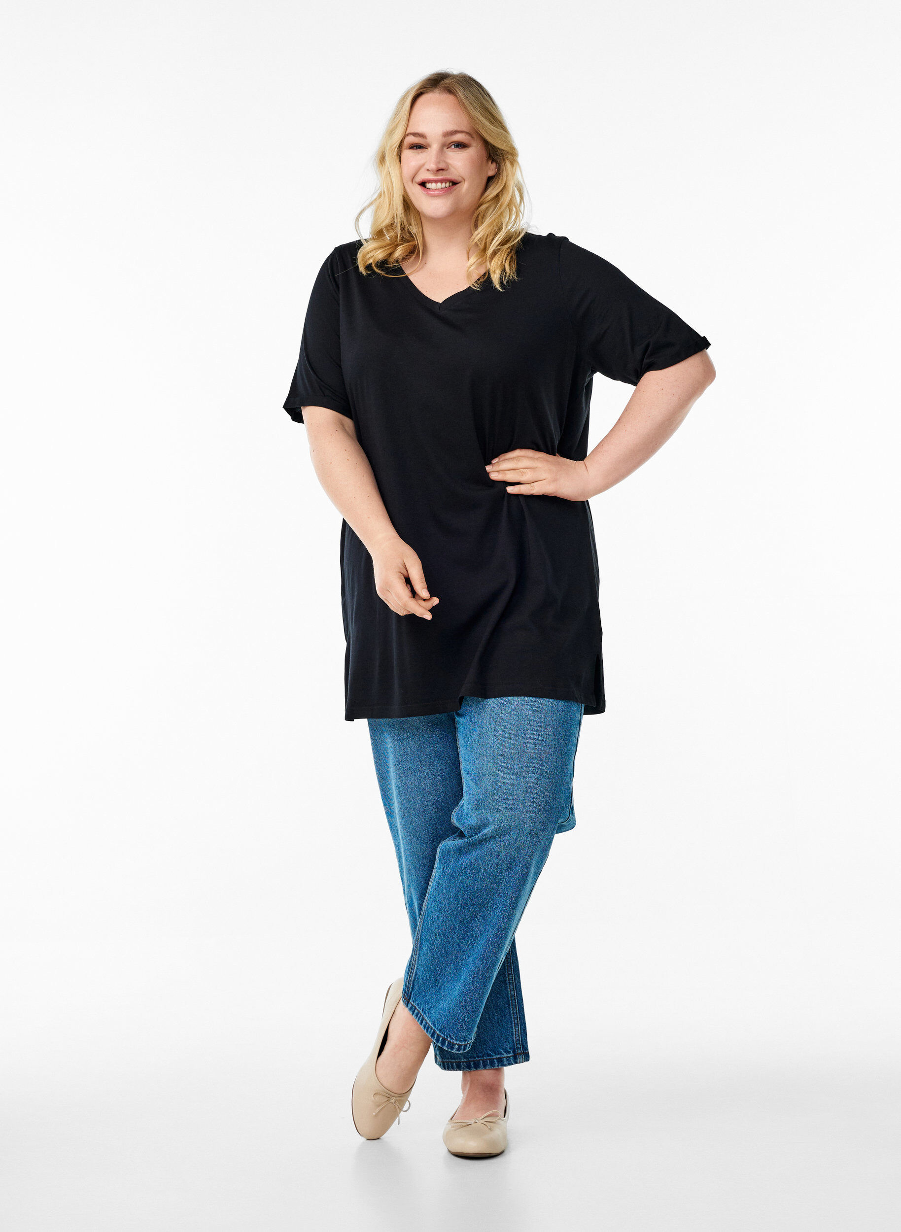 Zizzi Einfarbiges Oversize T-Shirt mit V-Ausschnitt, Schwarz, Model image number 1