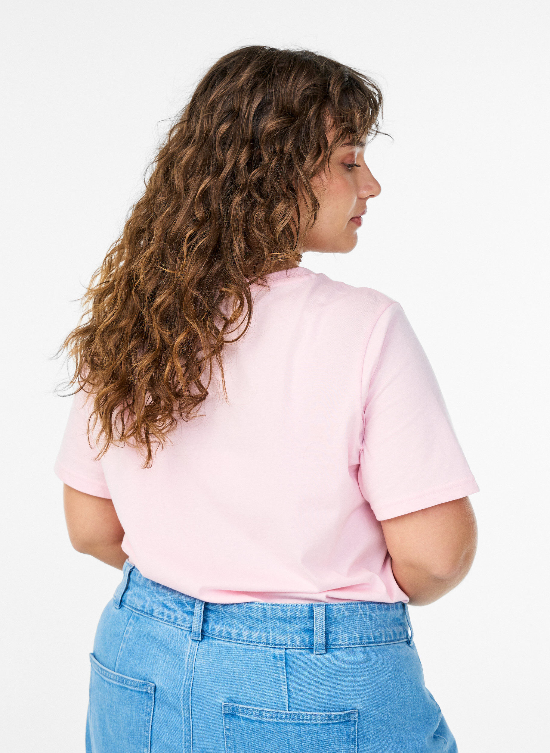 Zizzi T-Shirt aus Baumwolle mit dekorativem Frontdetail, Pink, Model image number 2