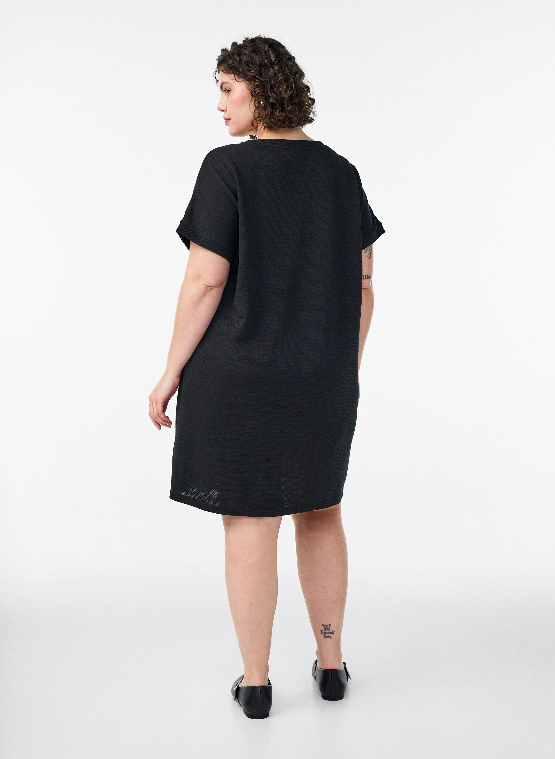 Zizzi Kurzes Kleid aus strukturiertem Jersey mit Rundhalsausschnitt, Schwarz, Model image number 2