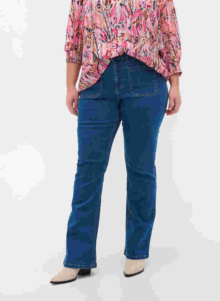 Ellen Bootcut Jeans mit großen Taschen, Blue denim, Model image number 2