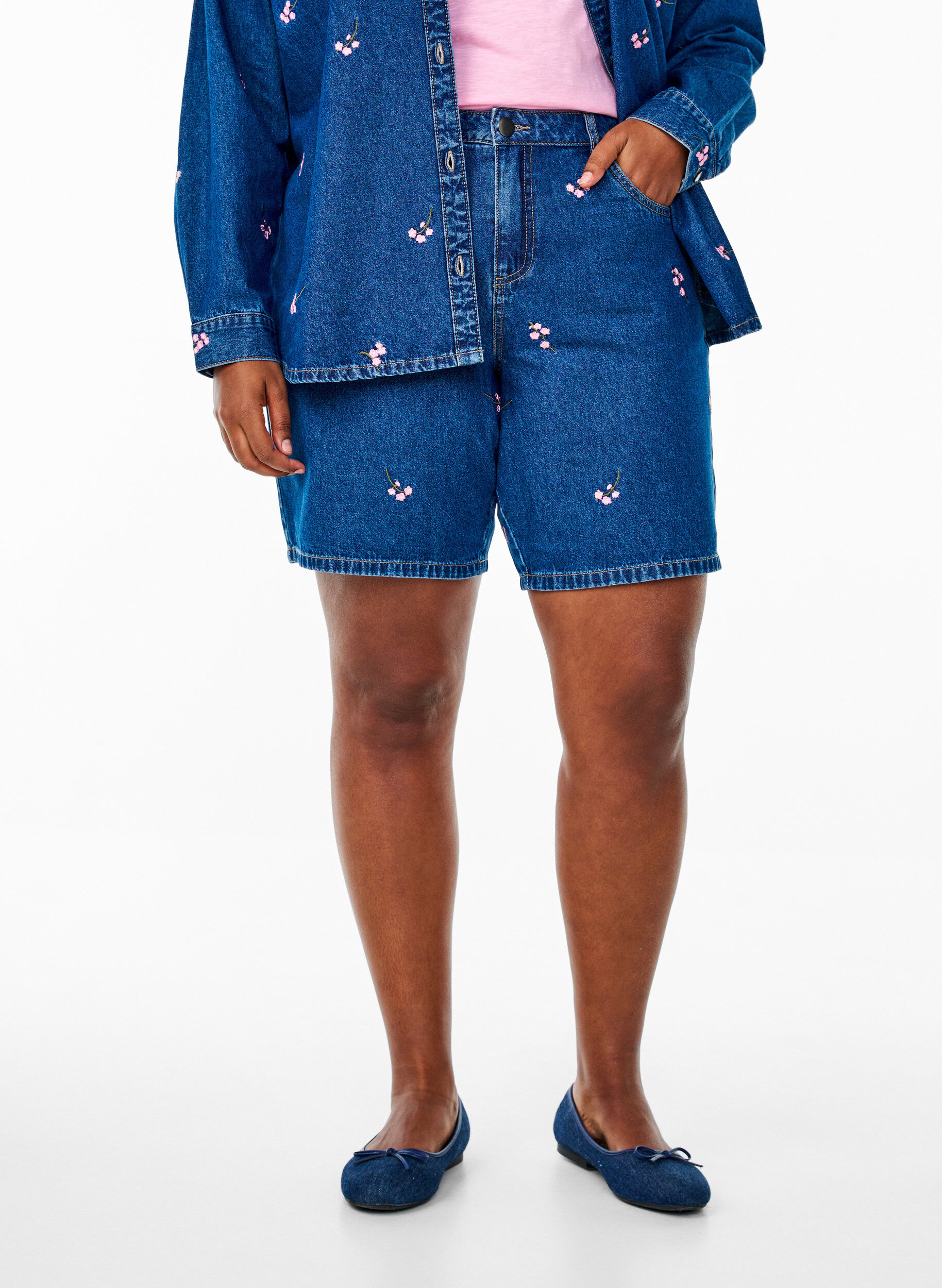 Zizzi Denim-Shorts mit aufgestickten Blumen, Blau, Model image number 3