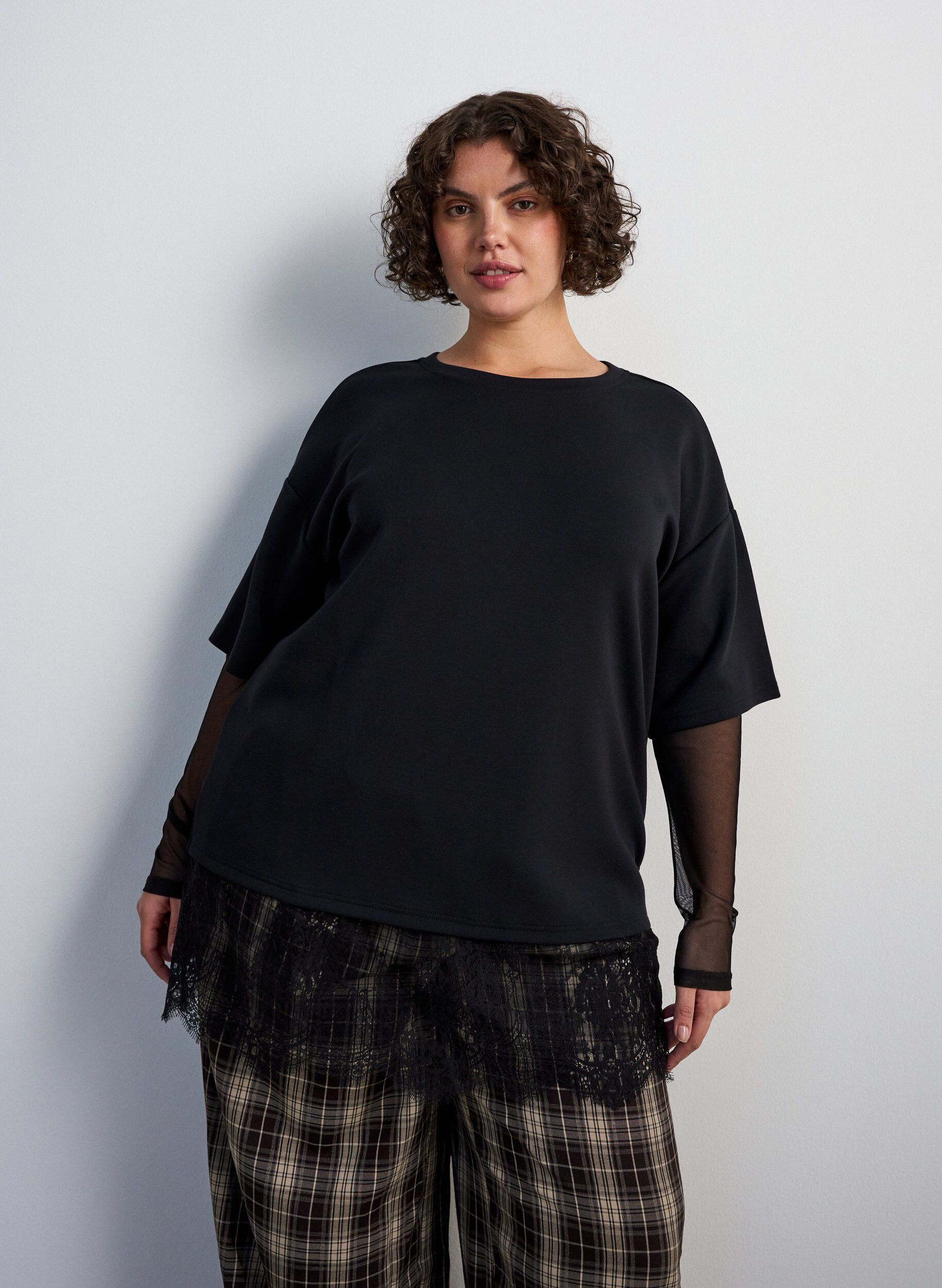 Bluse mit Mesh-&Auml;rmeln und Spitzenbesatz, Schwarz, Model
