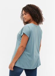 Kurzärmeliges T-Shirt aus einer Baumwollmischung, Smoke Blue, Model